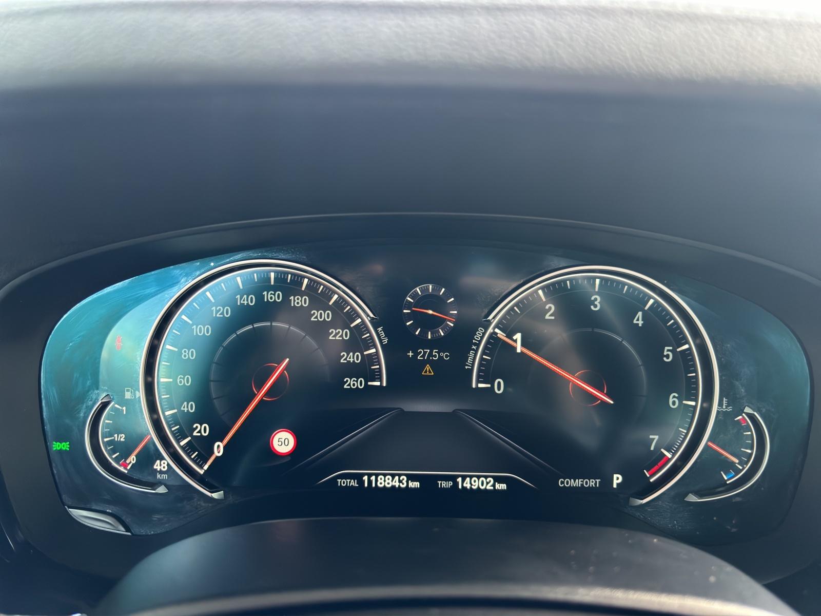 BMW 540i xDrive Touring-image-12