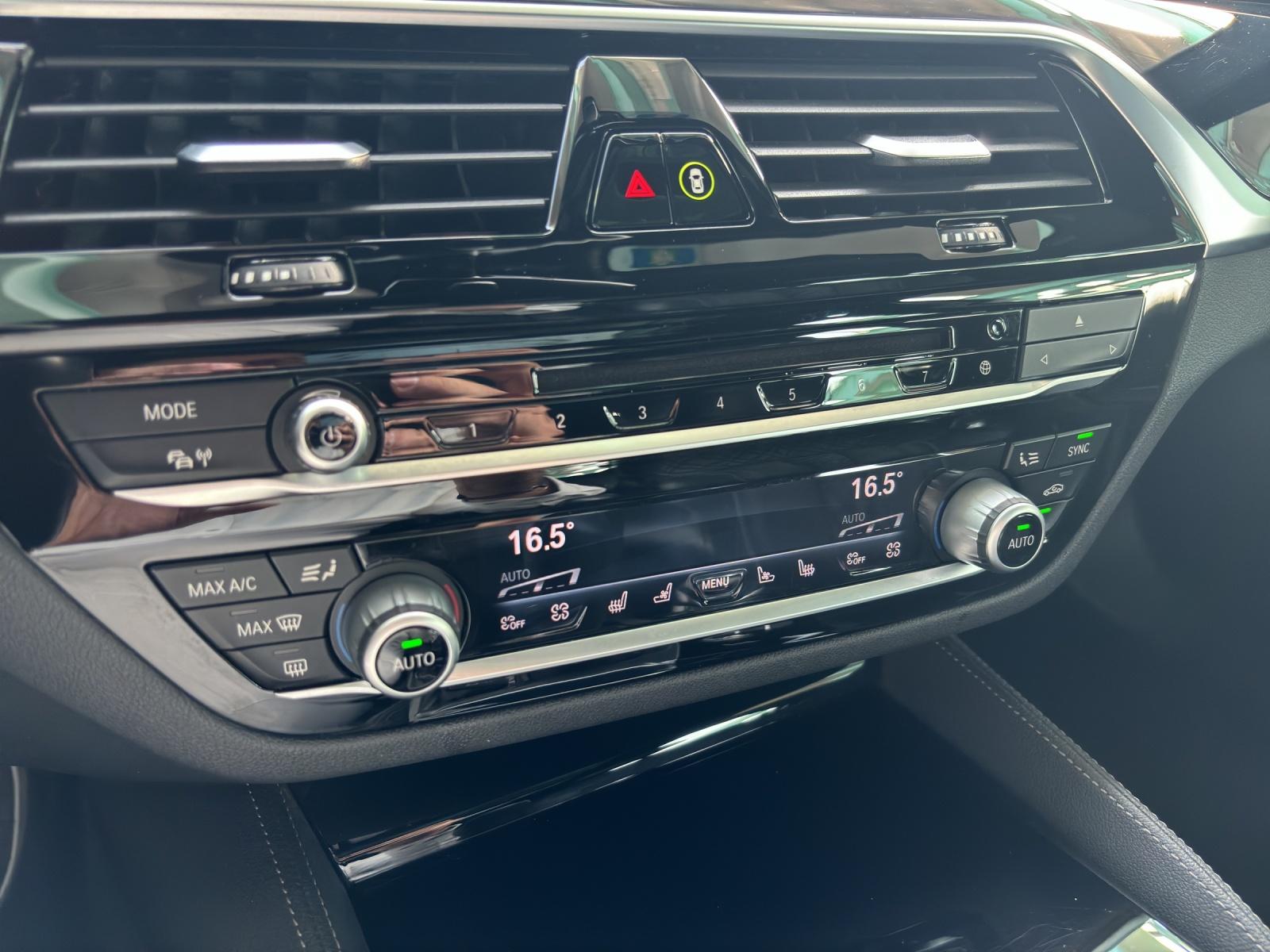 BMW 540i xDrive Touring-image-16