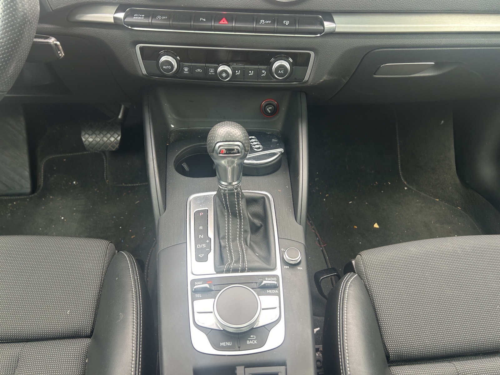 AUDI A3 Sportback 1.4 TFSI Ambition S-tronic-image-11