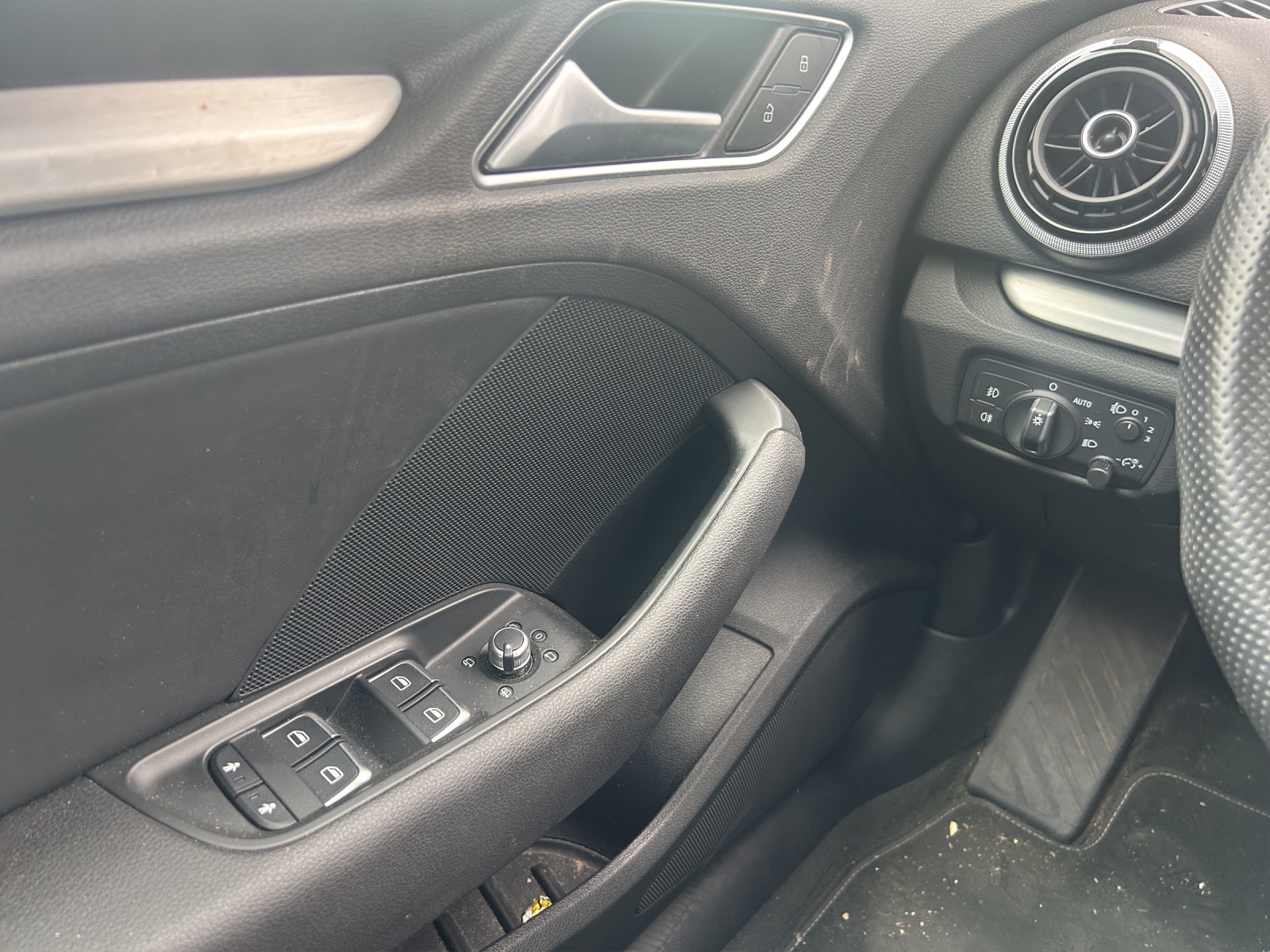 AUDI A3 Sportback 1.4 TFSI Ambition S-tronic-image-15