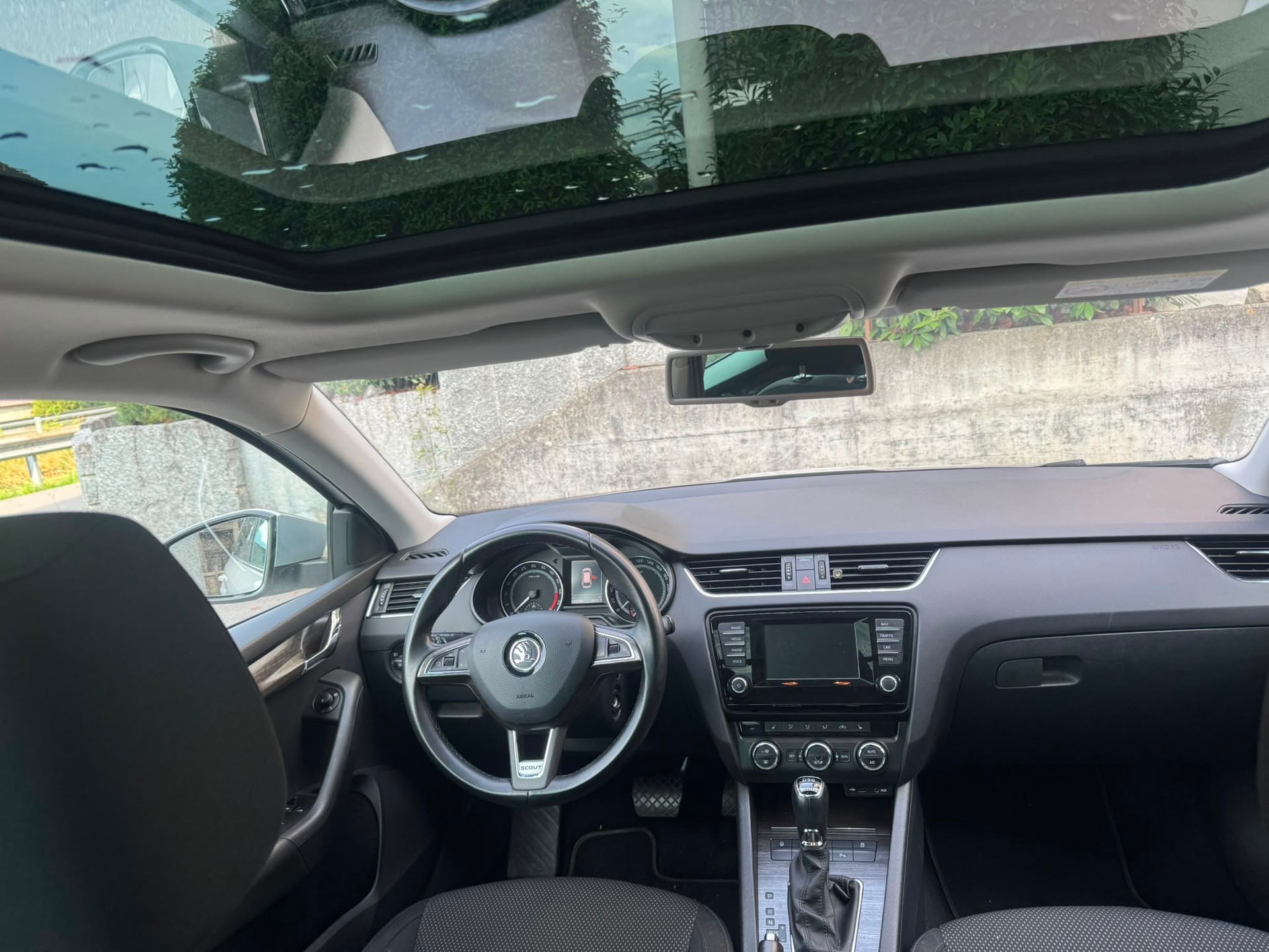 SKODA Octavia Combi 2.0 TDI Scout 4x4 DSG-image-12