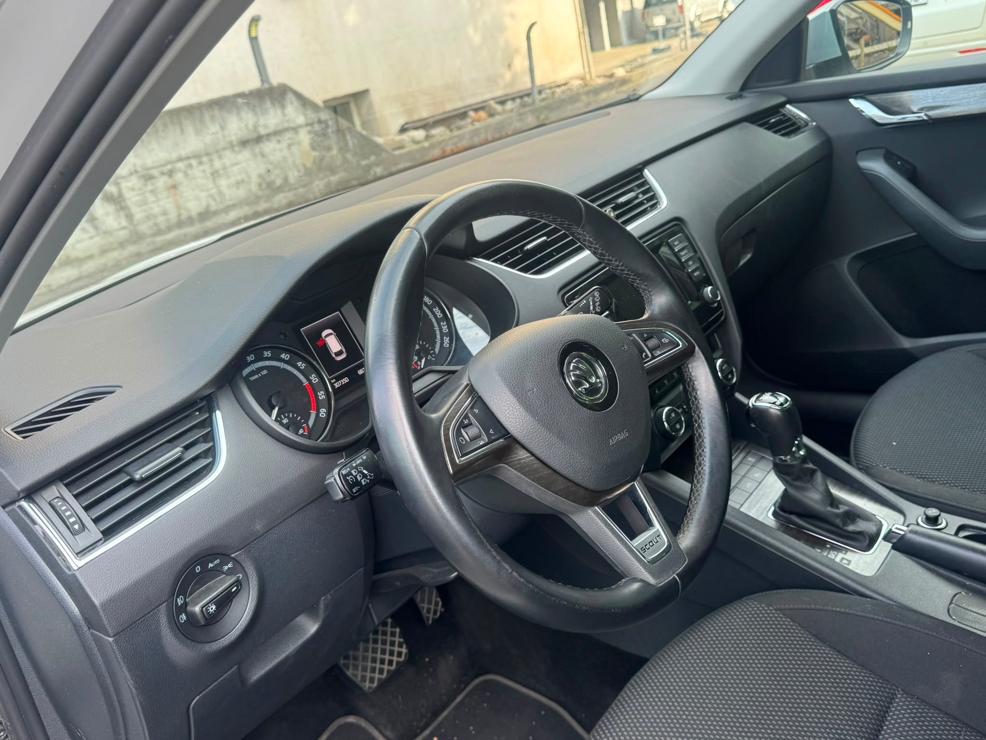 SKODA Octavia Combi 2.0 TDI Scout 4x4 DSG-image-2