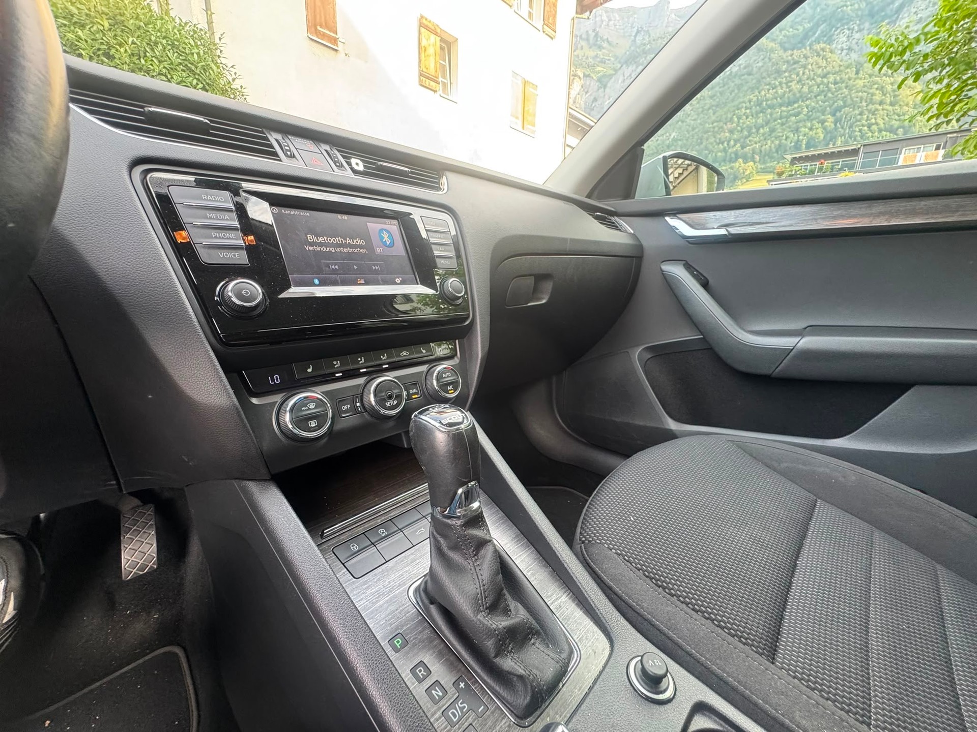 SKODA Octavia Combi 2.0 TDI Scout 4x4 DSG-image-3