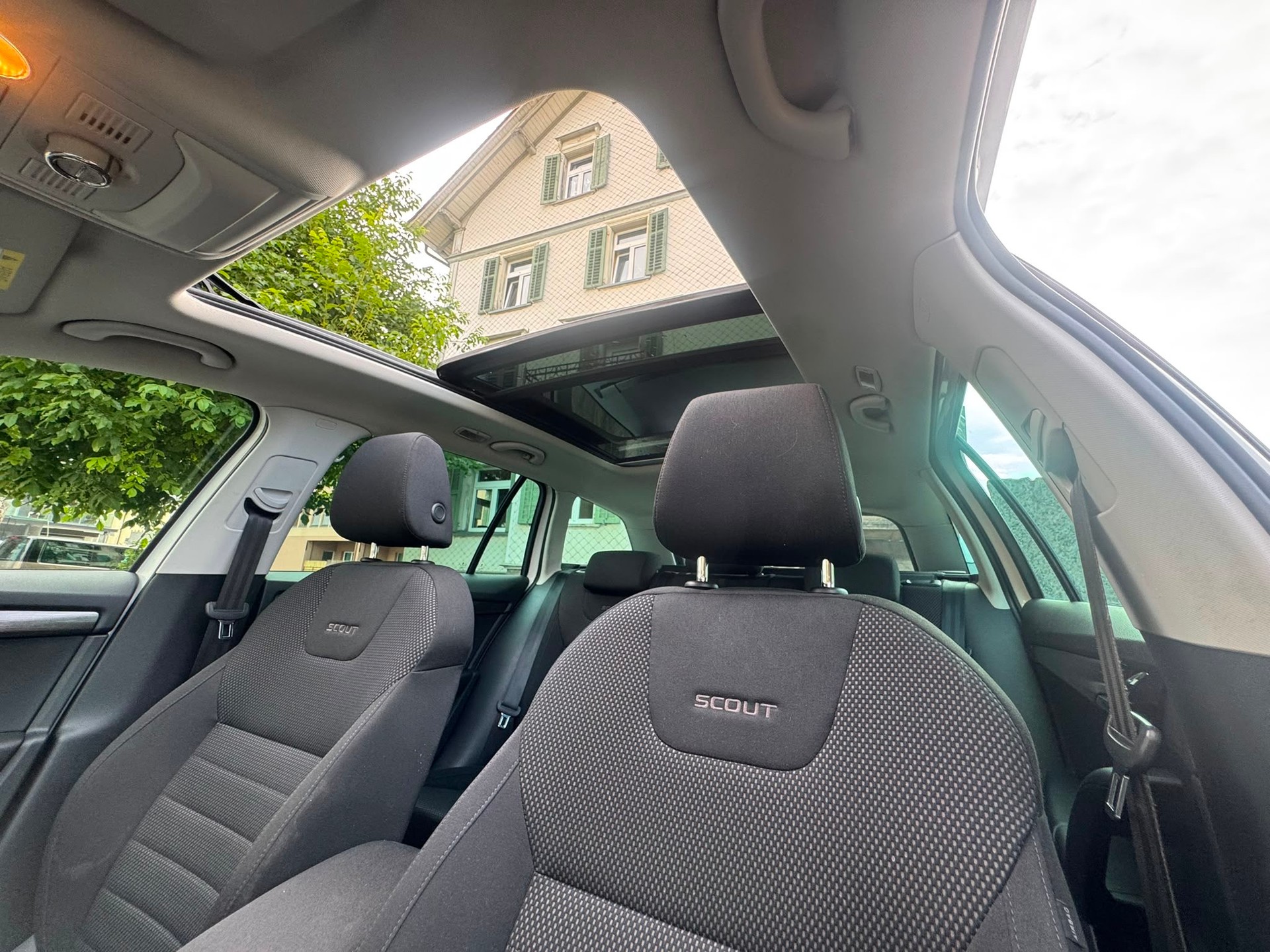 SKODA Octavia Combi 2.0 TDI Scout 4x4 DSG-image-10