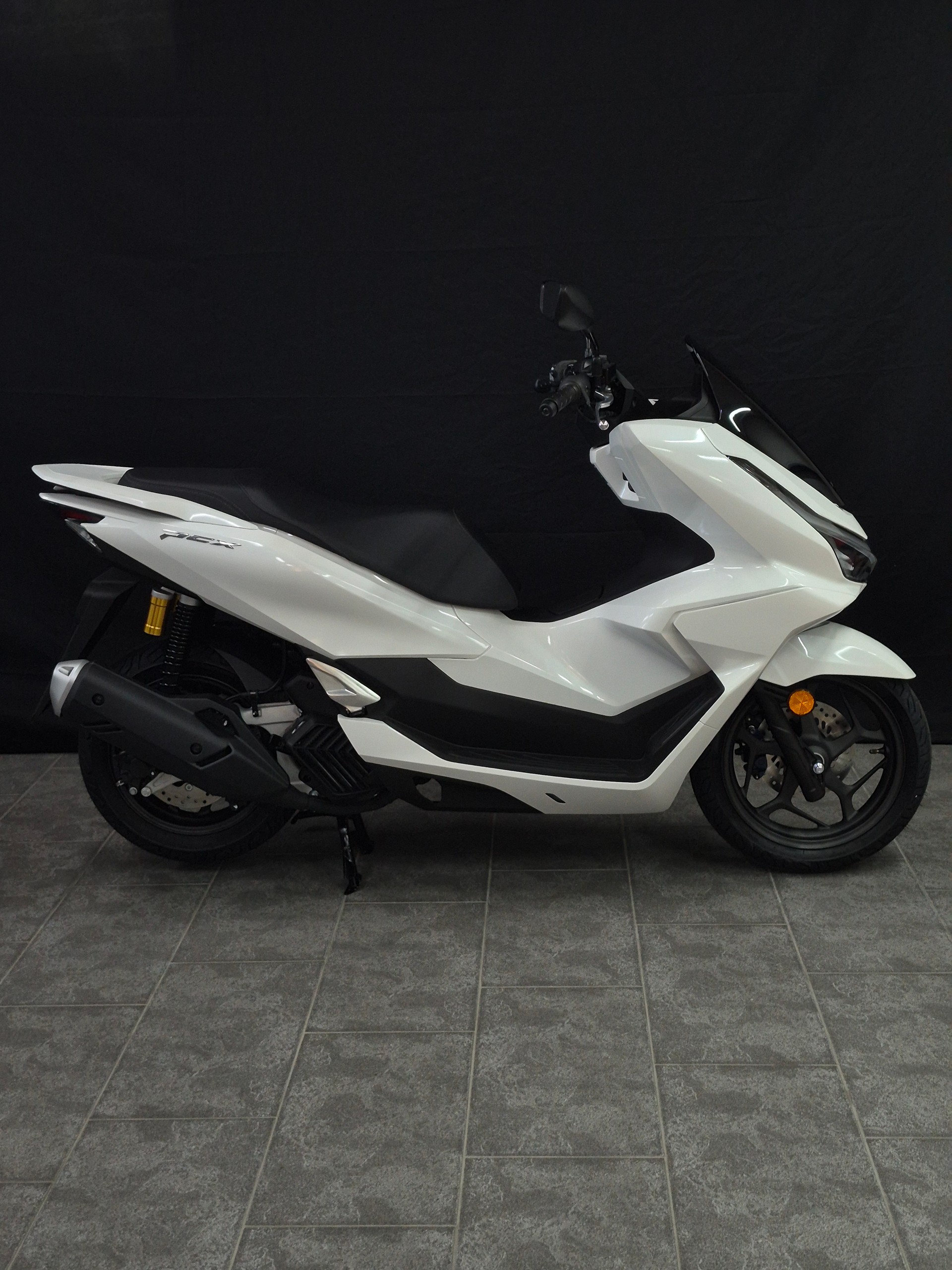 HONDA PCX 125 DX TFT. connectivity-showroom-element-1