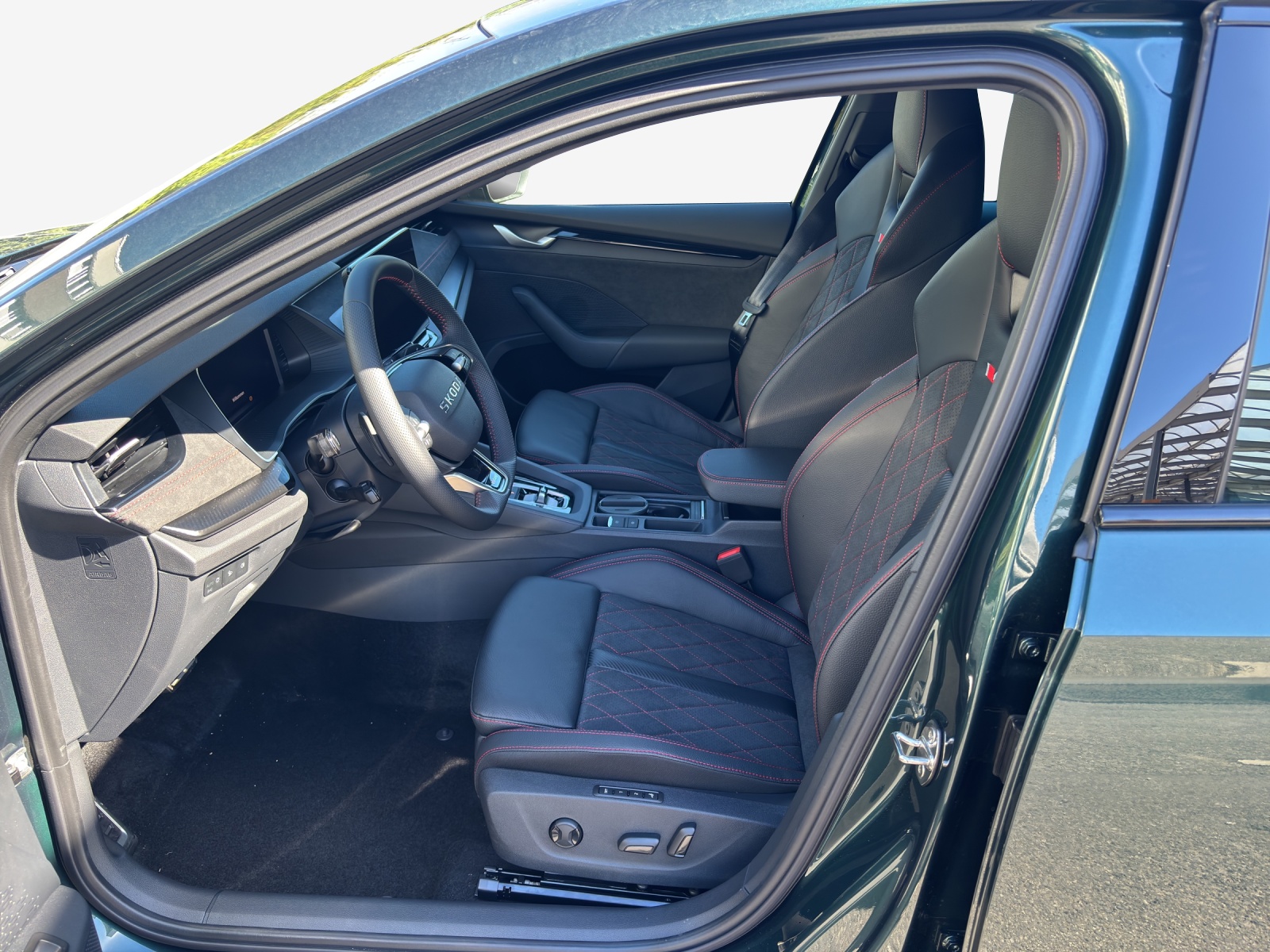 SKODA Octavia Combi 2.0 TSI DSG RS 30 Years Edition-image-7