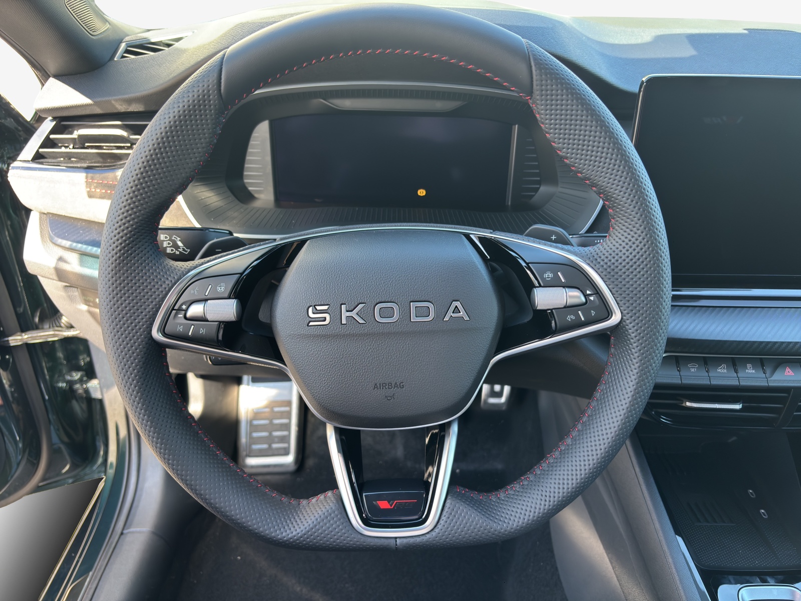 SKODA Octavia Combi 2.0 TSI DSG RS 30 Years Edition-image-9