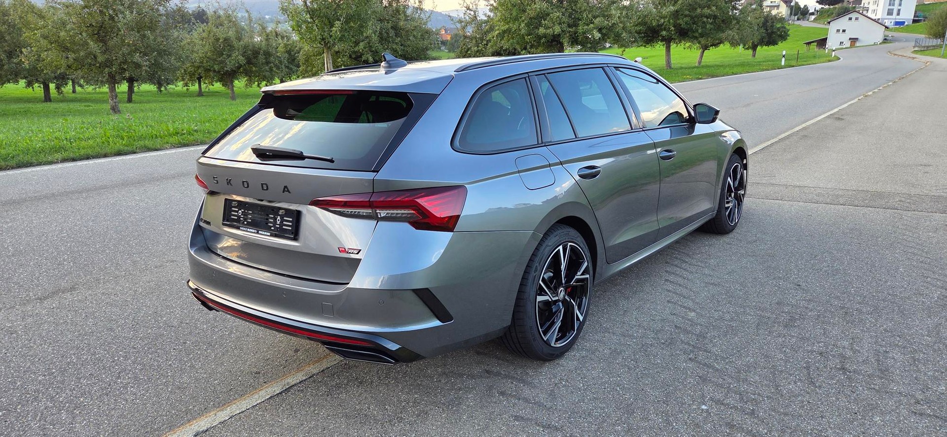 SKODA Octavia Combi 2.0 TSI DSG RS-image-2