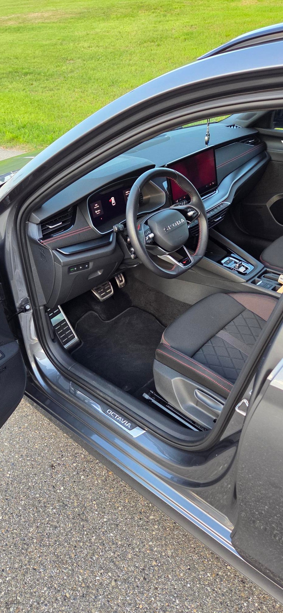 SKODA Octavia Combi 2.0 TSI DSG RS-image-4