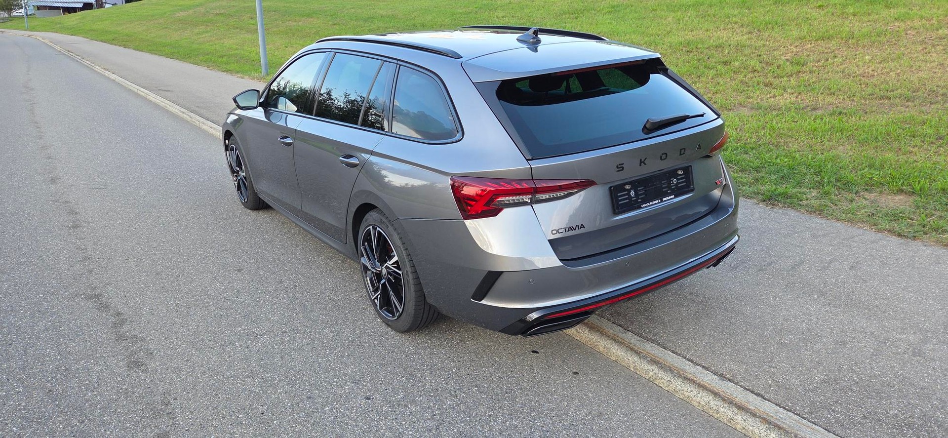 SKODA Octavia Combi 2.0 TSI DSG RS-image-1