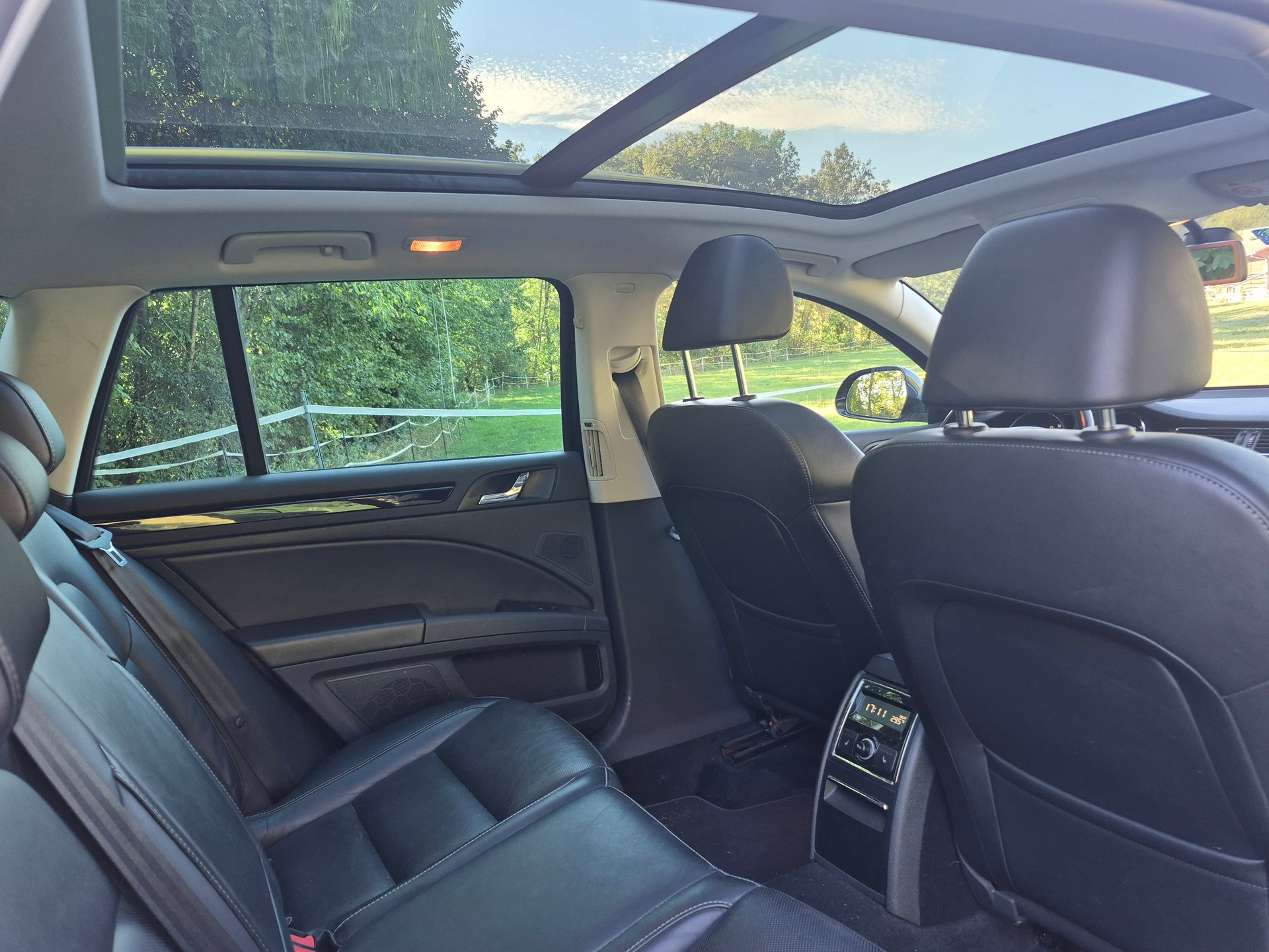 SKODA Superb Combi 2.0 TDi Business DSG 4x4-image-9