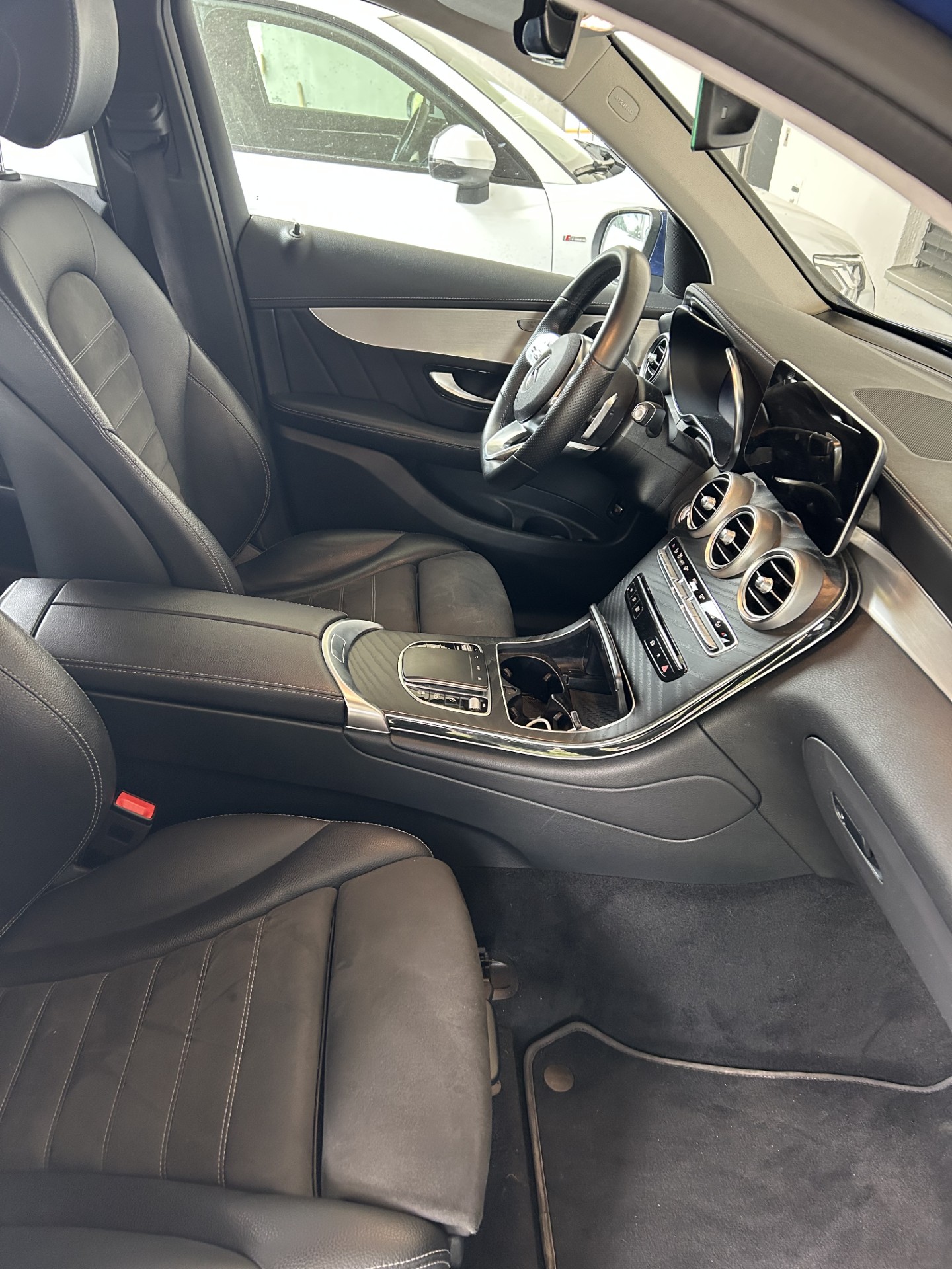 MERCEDES-BENZ GLC 200 AMG Line 4m-image-3
