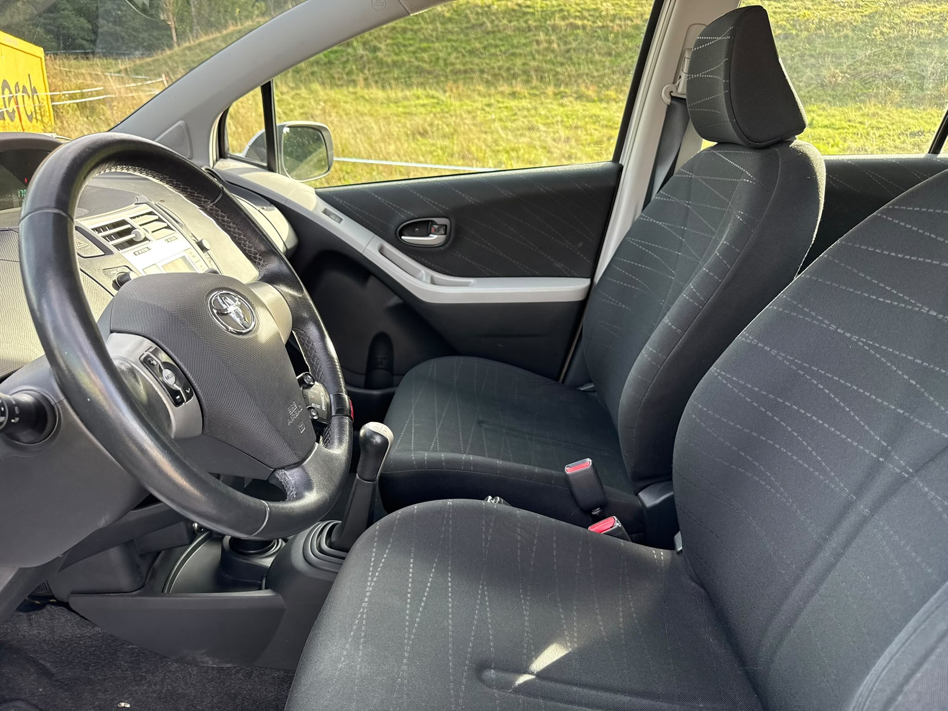 TOYOTA Yaris 1.3 Linea Sol-image-11