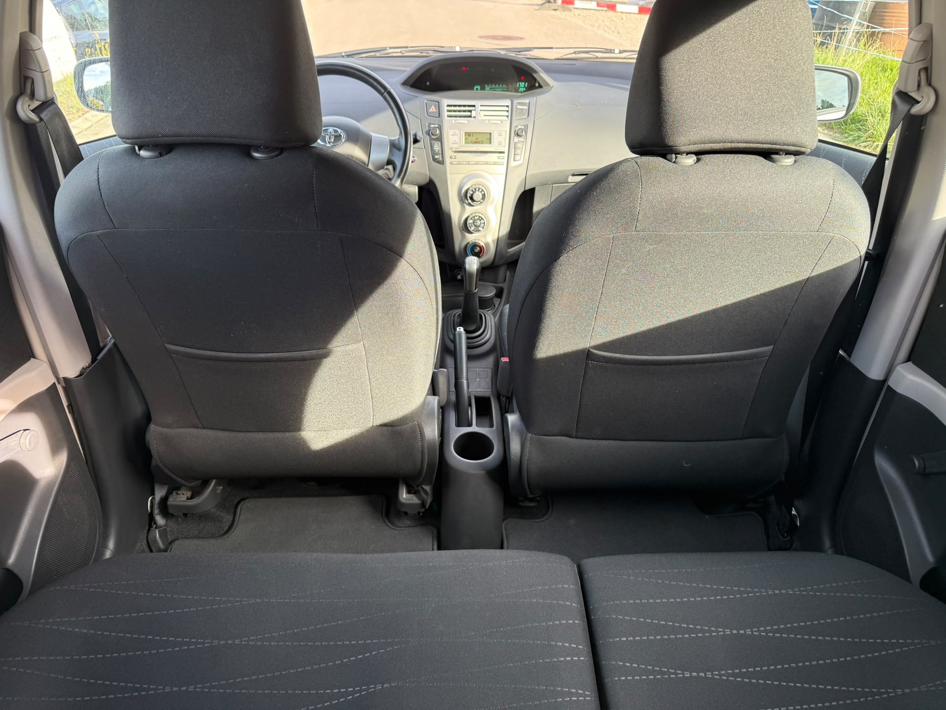 TOYOTA Yaris 1.3 Linea Sol-image-9