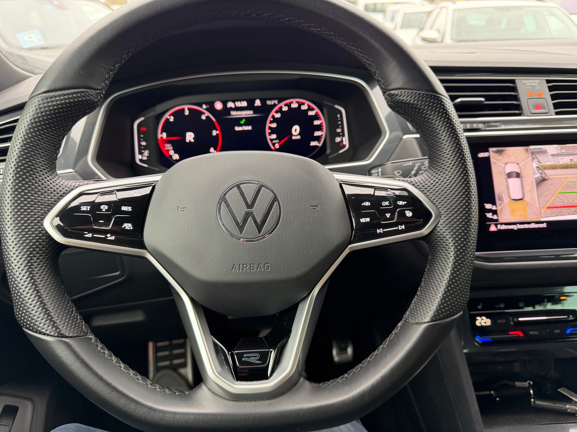 VW Tiguan 2.0 TDI SCR R-Line 4Motion DSG-image-6