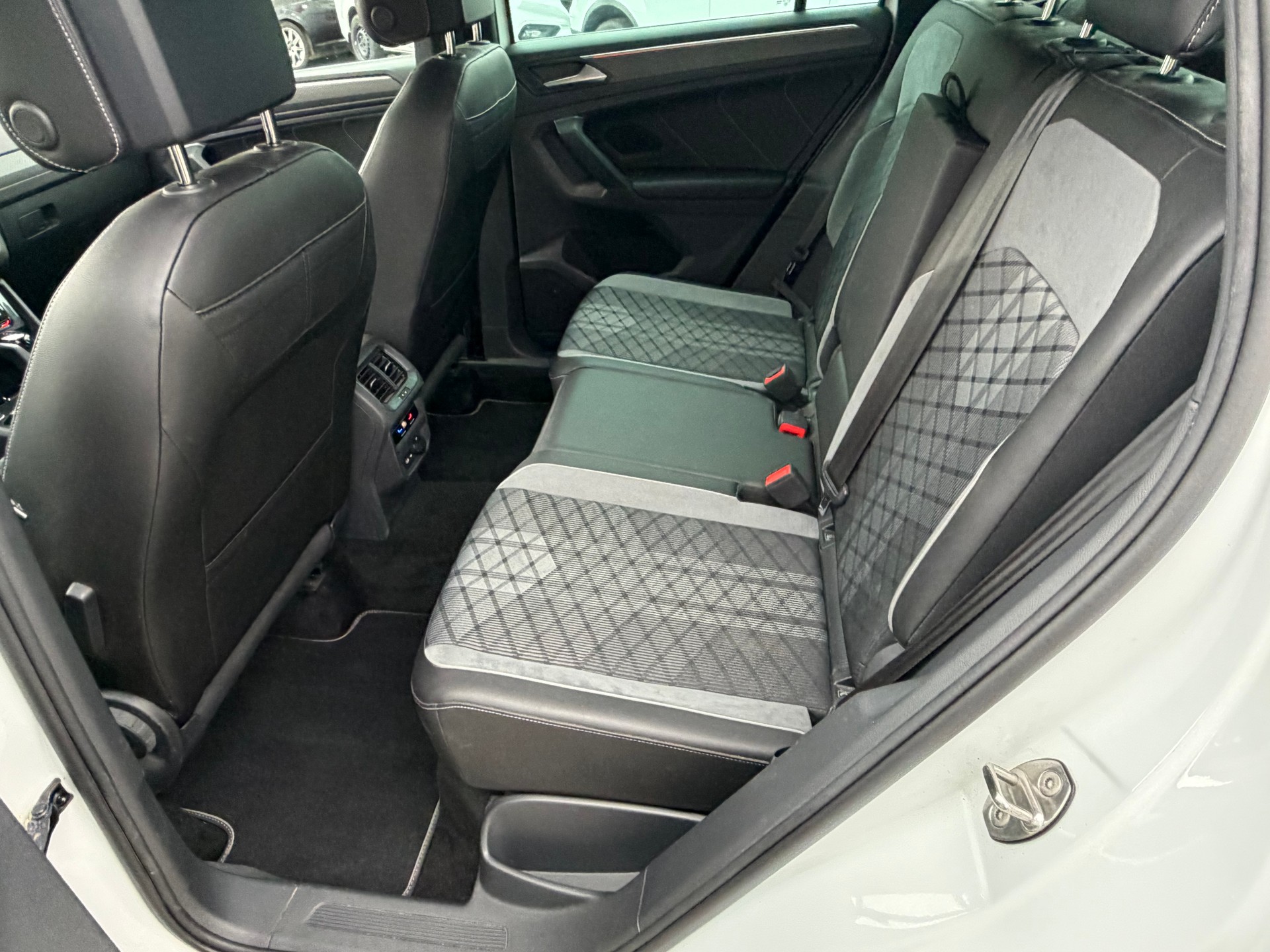 VW Tiguan 2.0 TDI SCR R-Line 4Motion DSG-image-5