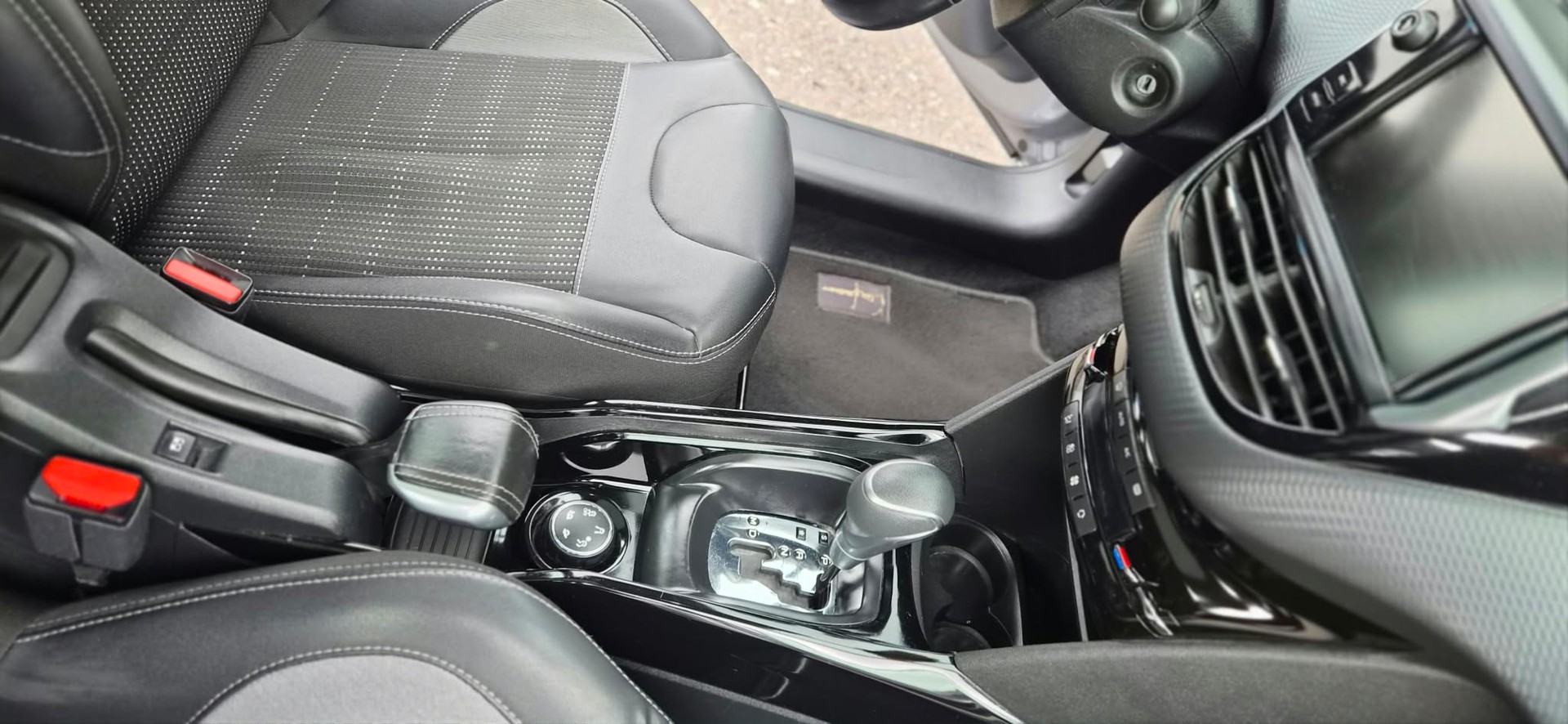 PEUGEOT 2008 1.2 PureTech Active EAT6-image-6