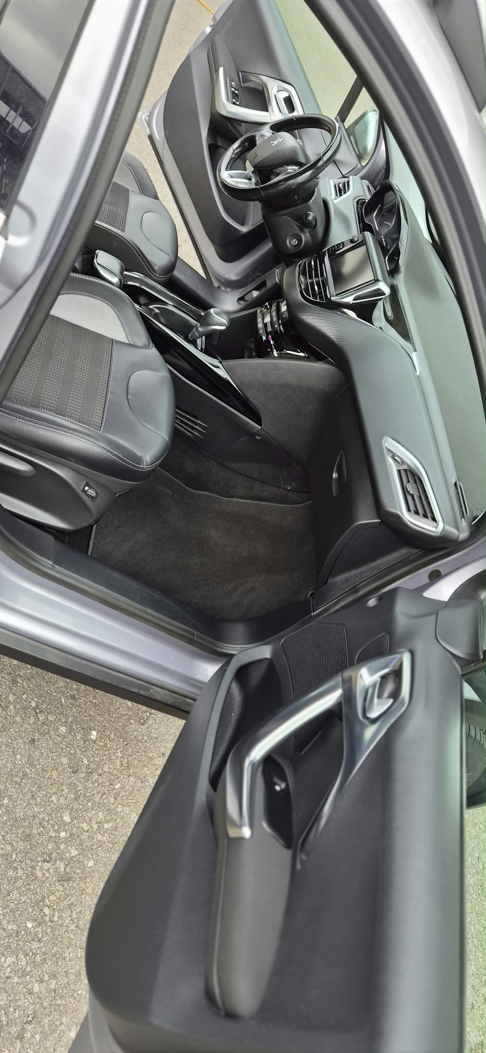 PEUGEOT 2008 1.2 PureTech Active EAT6-image-8