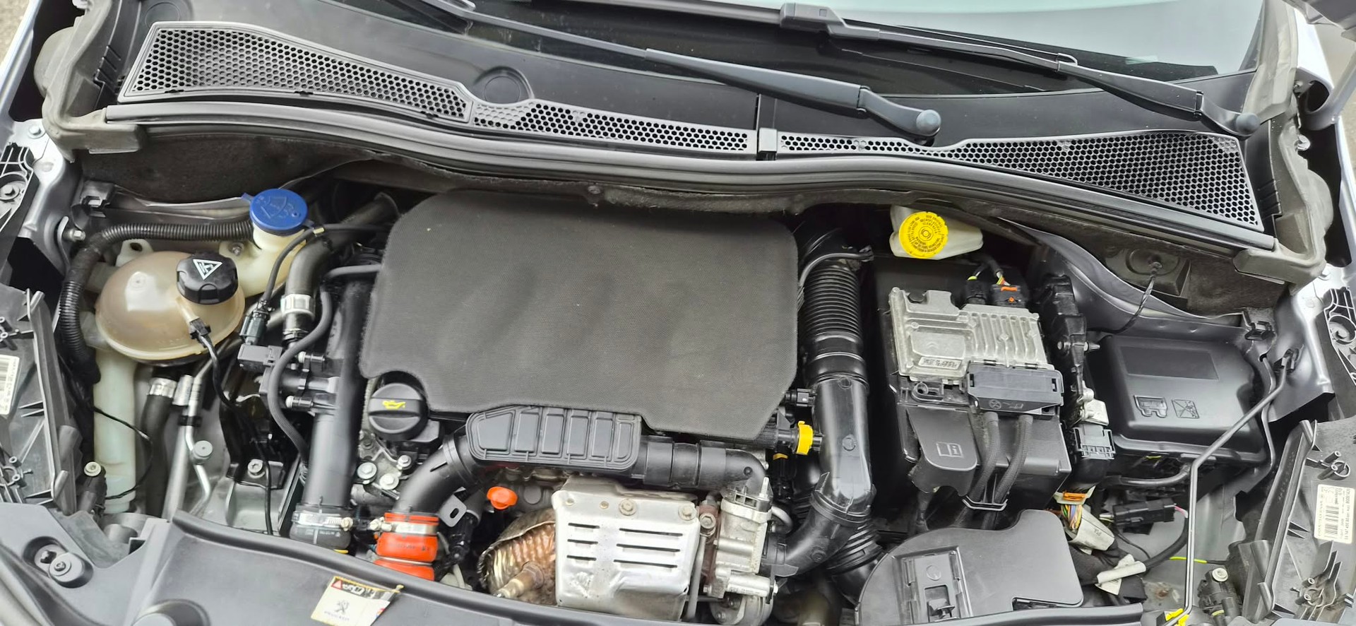PEUGEOT 2008 1.2 PureTech Active EAT6-image-15