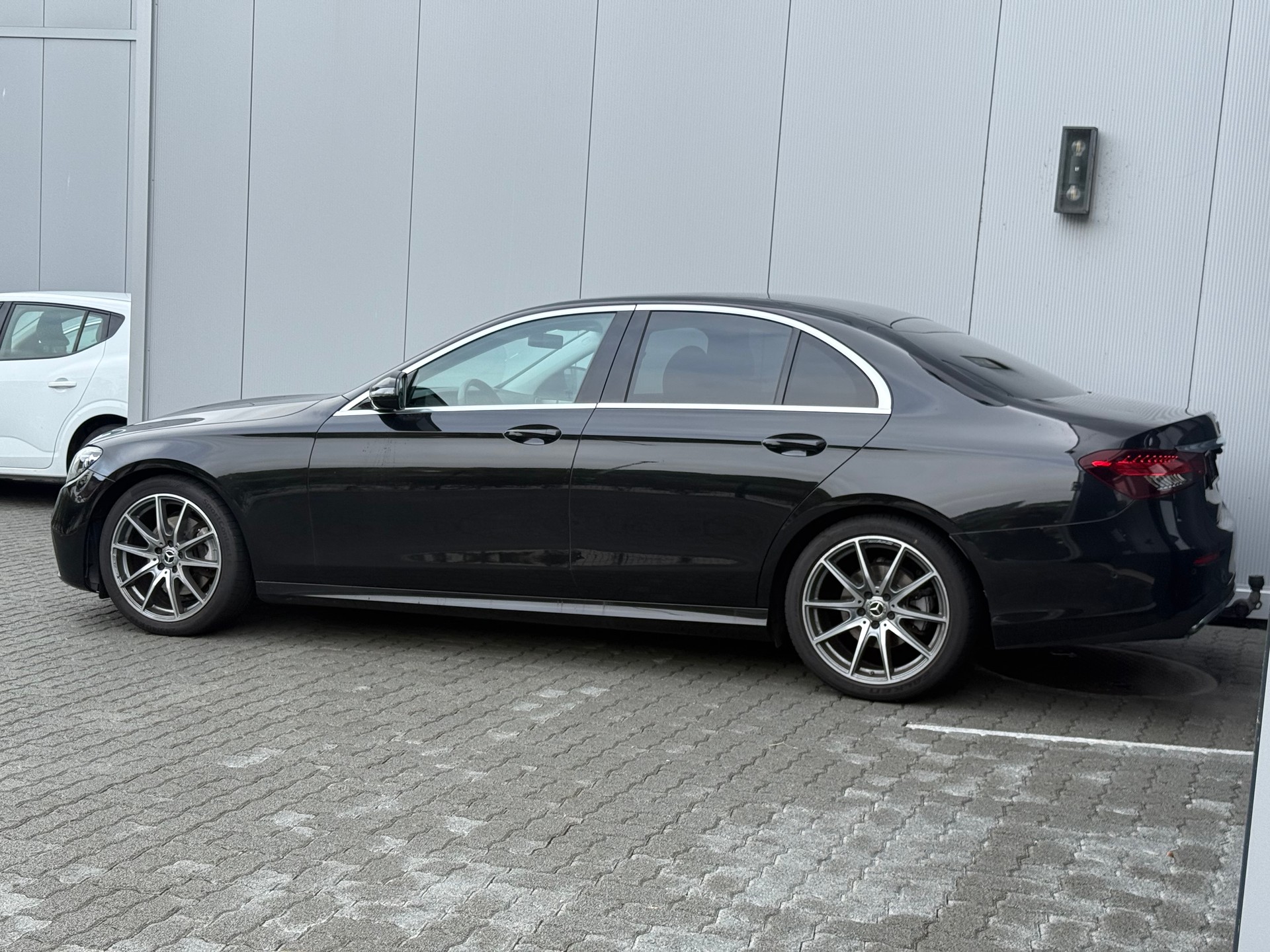 MERCEDES-BENZ E 200 AMG Line 9G-Tronic-image-3