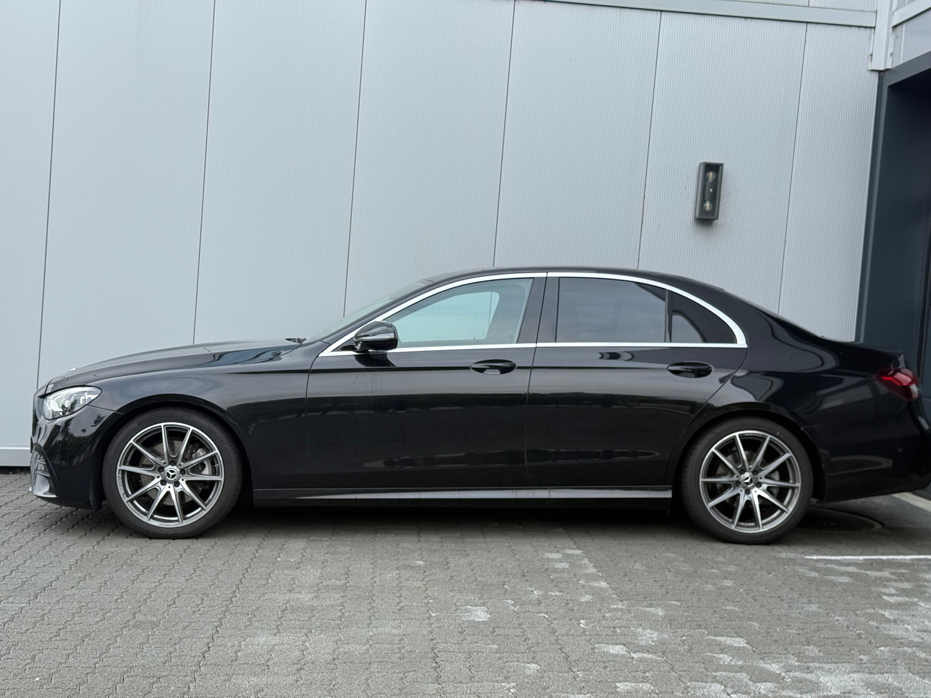 MERCEDES-BENZ E 200 AMG Line 9G-Tronic-image-2