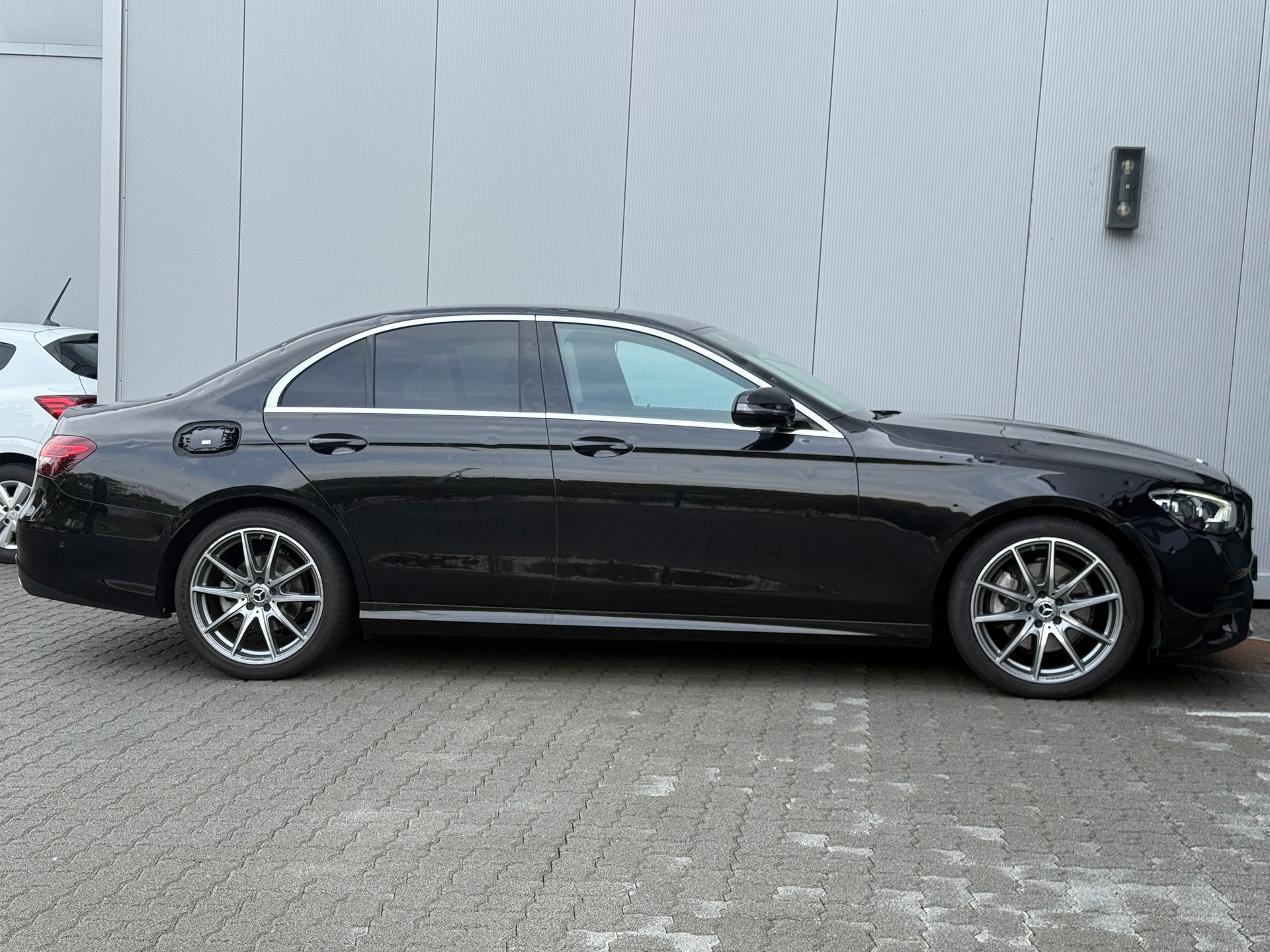 MERCEDES-BENZ E 200 AMG Line 9G-Tronic-image-6