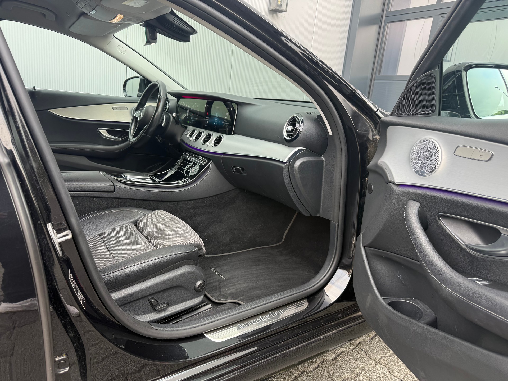 MERCEDES-BENZ E 200 AMG Line 9G-Tronic-image-14