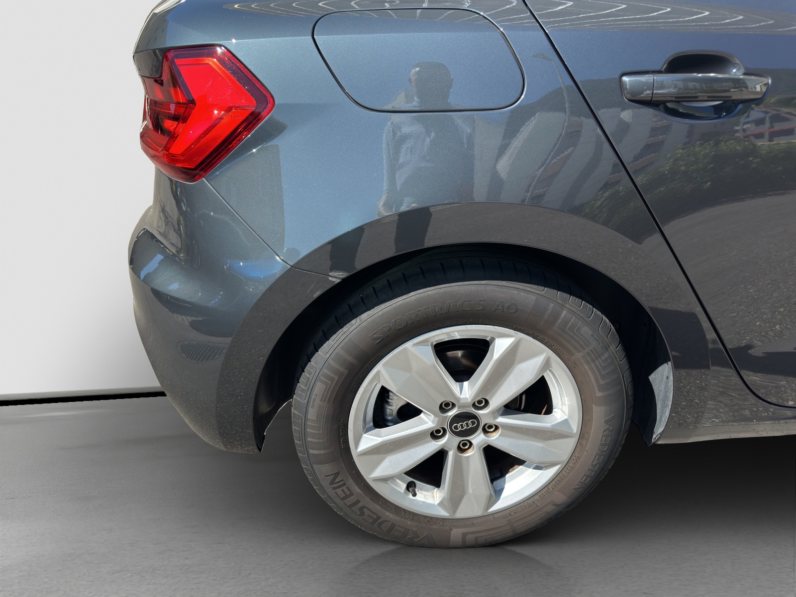 AUDI A1 Sportback 30 TFSI Attraction S-tronic-image-4