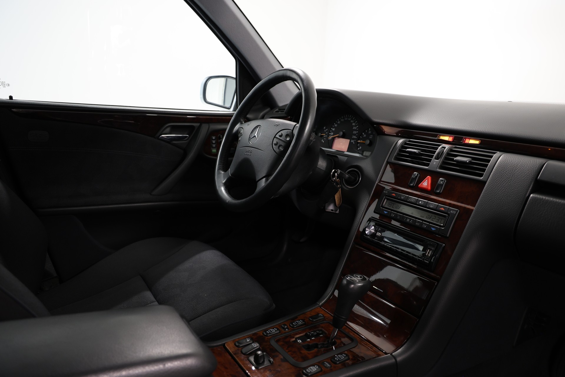 MERCEDES-BENZ E 280 Elégance 4-Matic Automatic-image-12