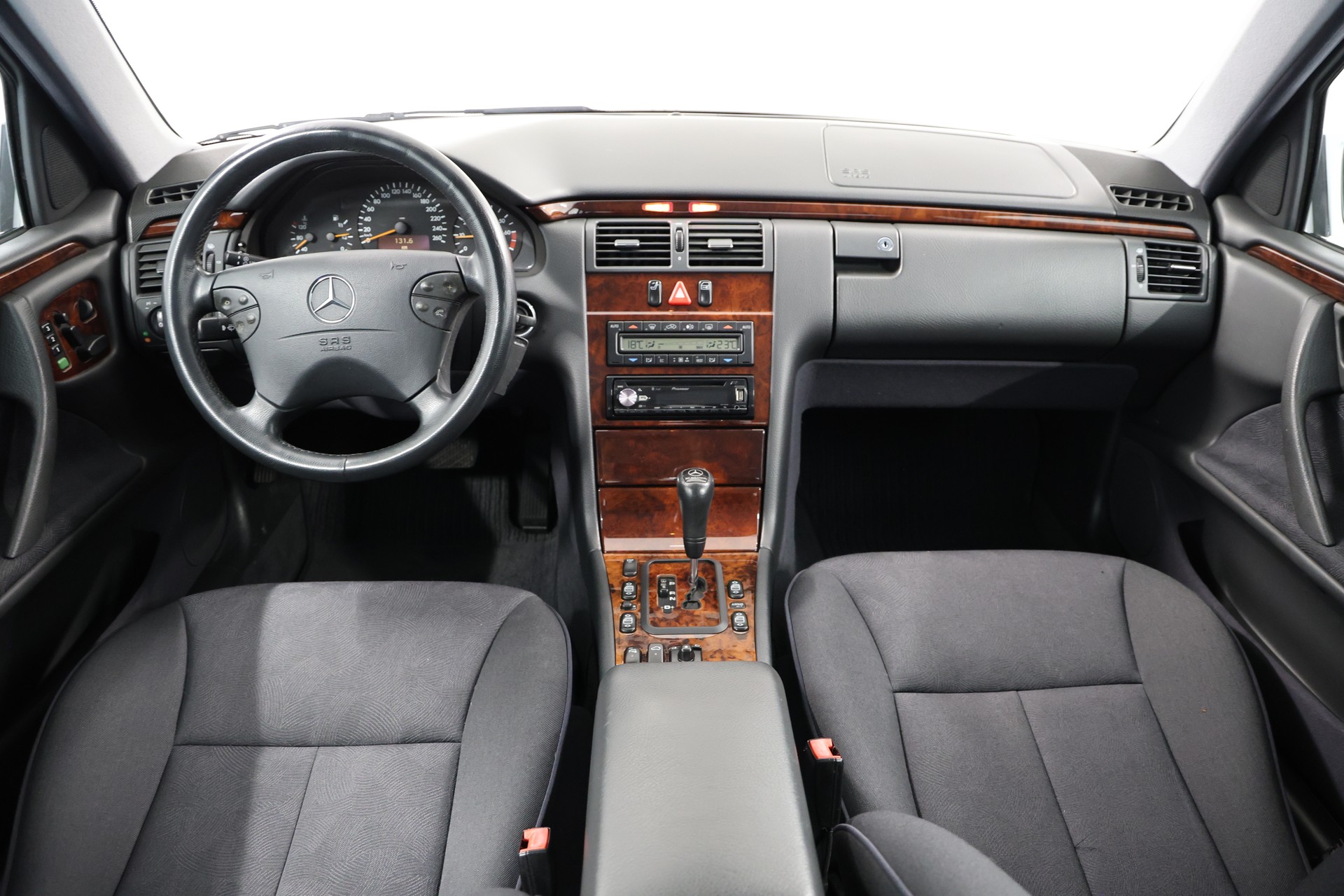 MERCEDES-BENZ E 280 Elégance 4-Matic Automatic-image-9