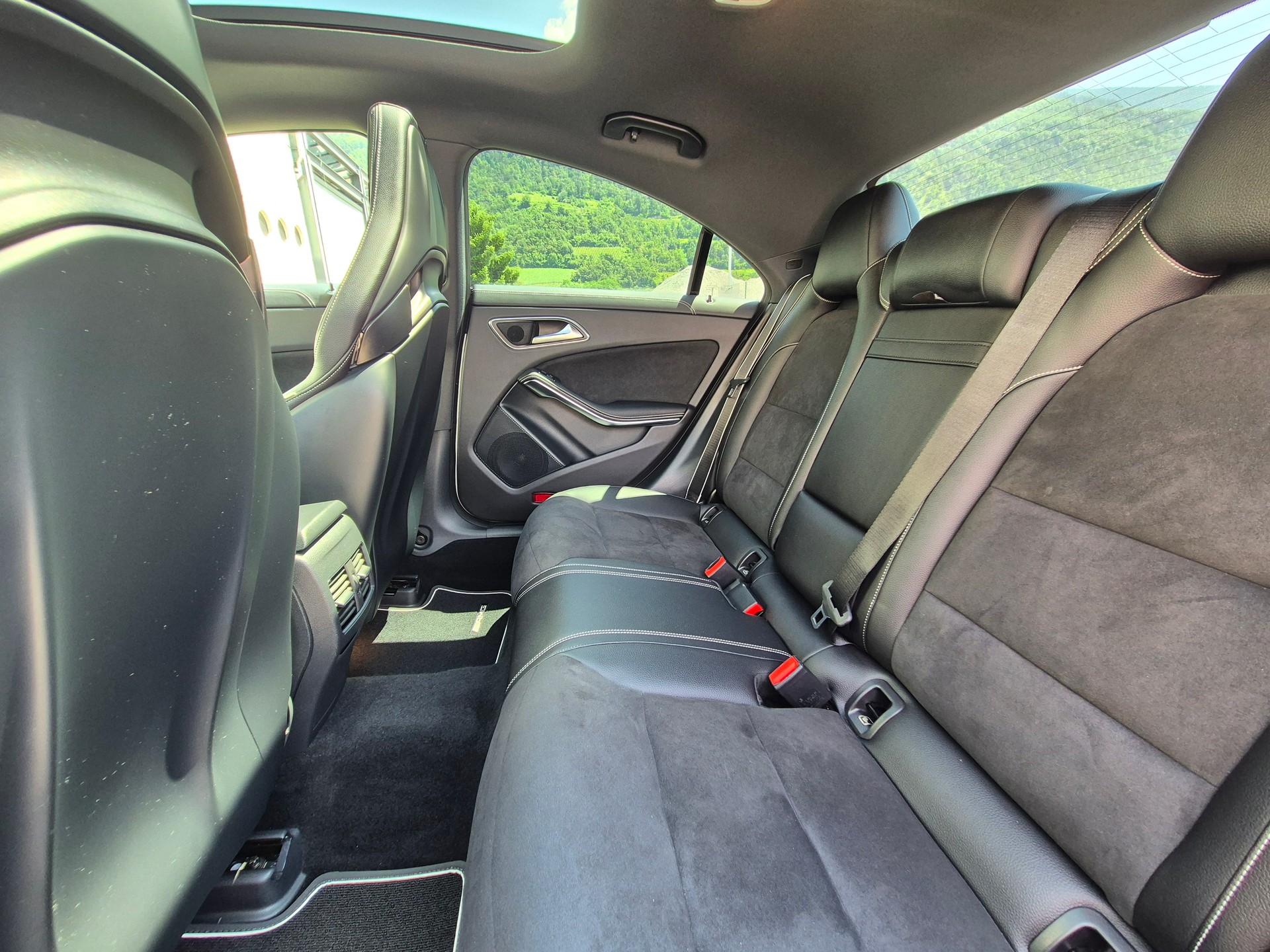 MERCEDES-BENZ CLA 45 AMG 4Matic Speedshift-image-9