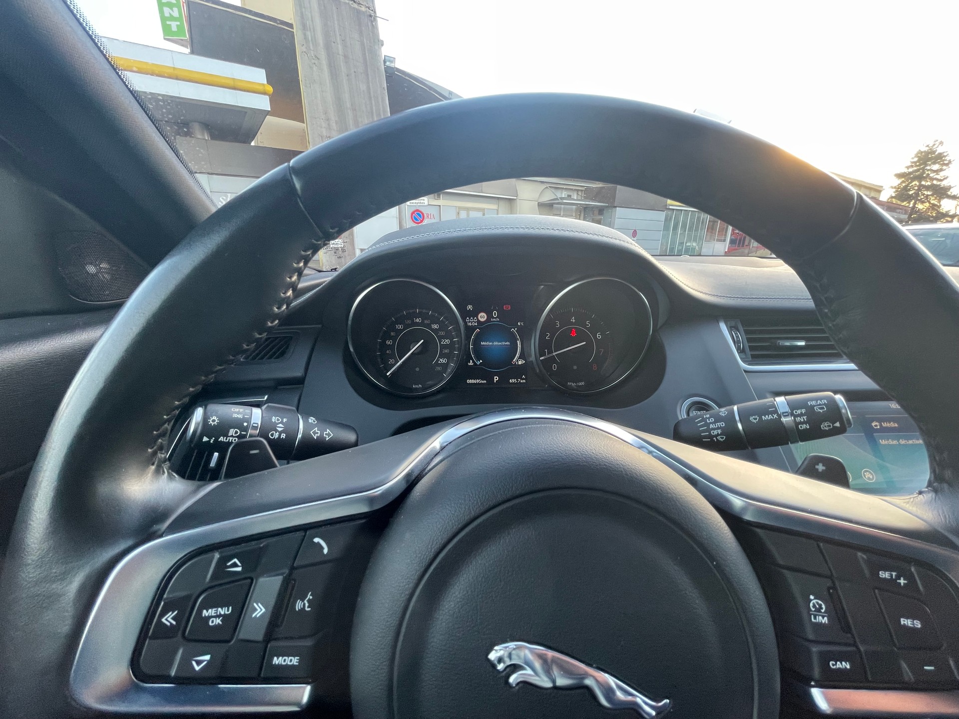 JAGUAR E-Pace 2.0 P250 R-Dynamic S AWD Automatik-image-9