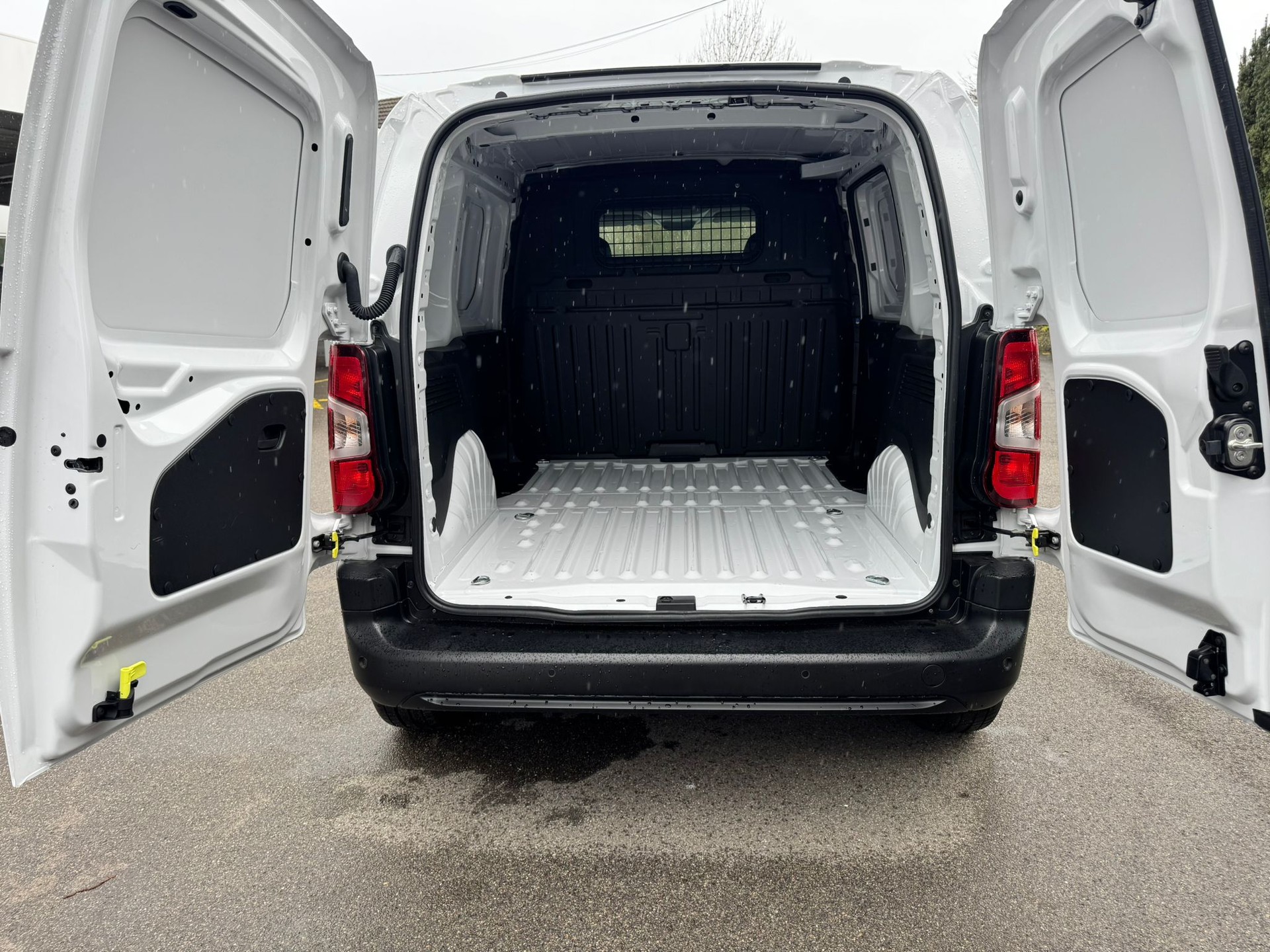 OPEL Combo-e Cargo 2.4T Enjoy-image-9