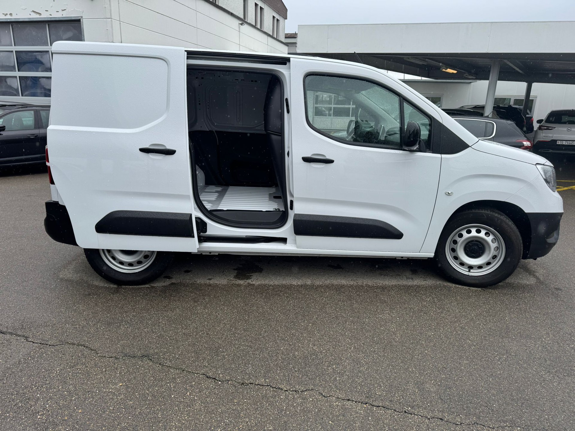 OPEL Combo-e Cargo 2.4T Enjoy-image-4