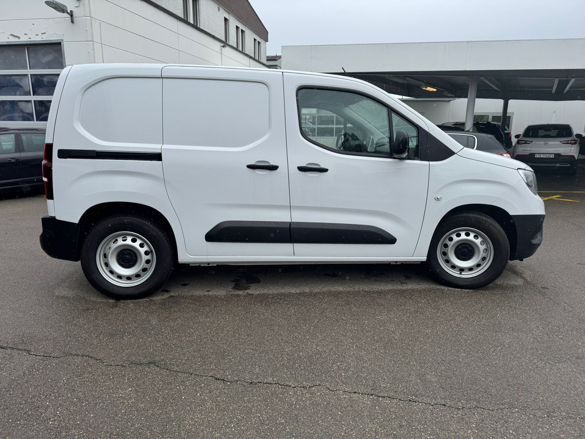 OPEL Combo-e Cargo 2.4T Enjoy-image-3