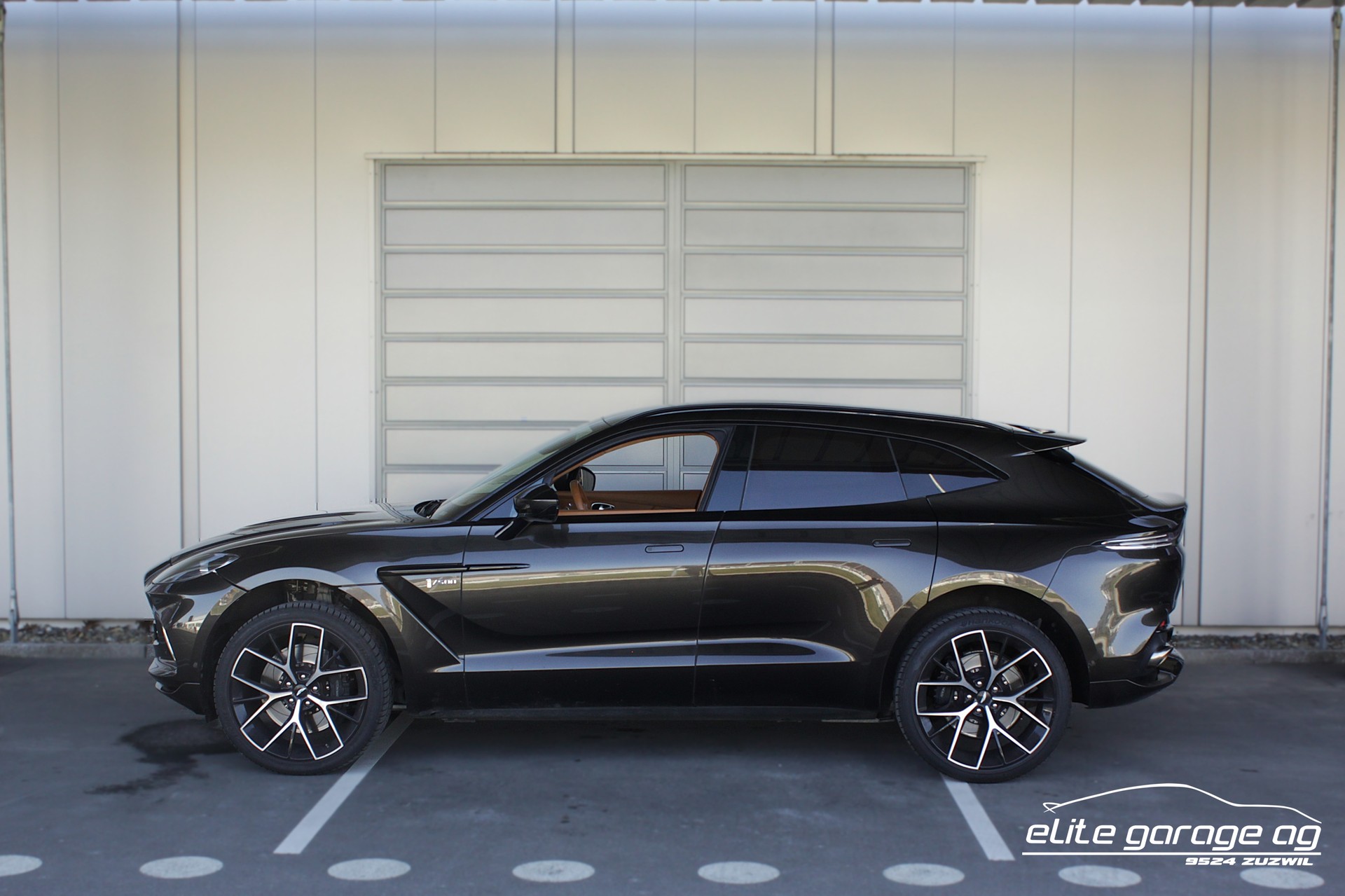 ASTON MARTIN DBX 4.0 V8 1/500-image-1