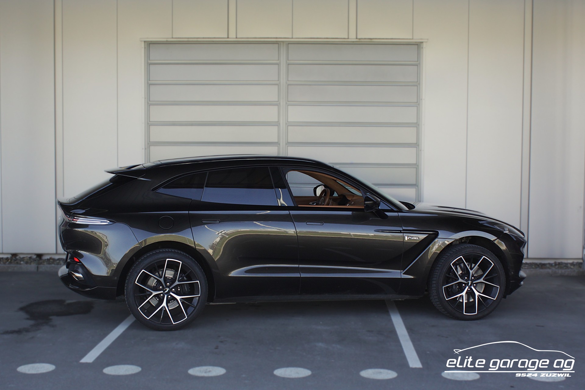 ASTON MARTIN DBX 4.0 V8 1/500-image-4