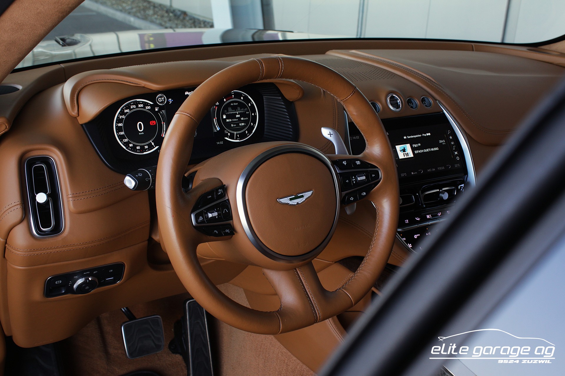ASTON MARTIN DBX 4.0 V8 1/500-image-14