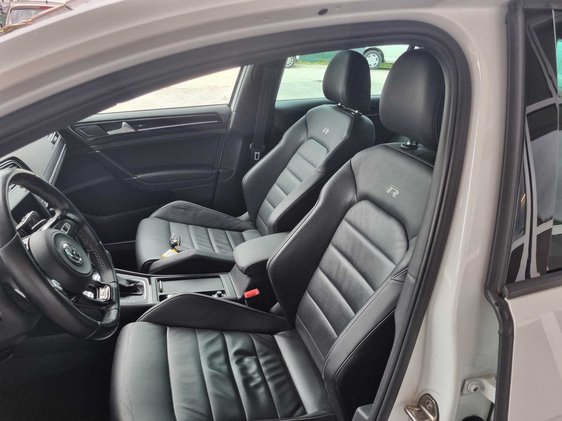 VW Golf 2.0 TSI R 4Motion DSG-image-5