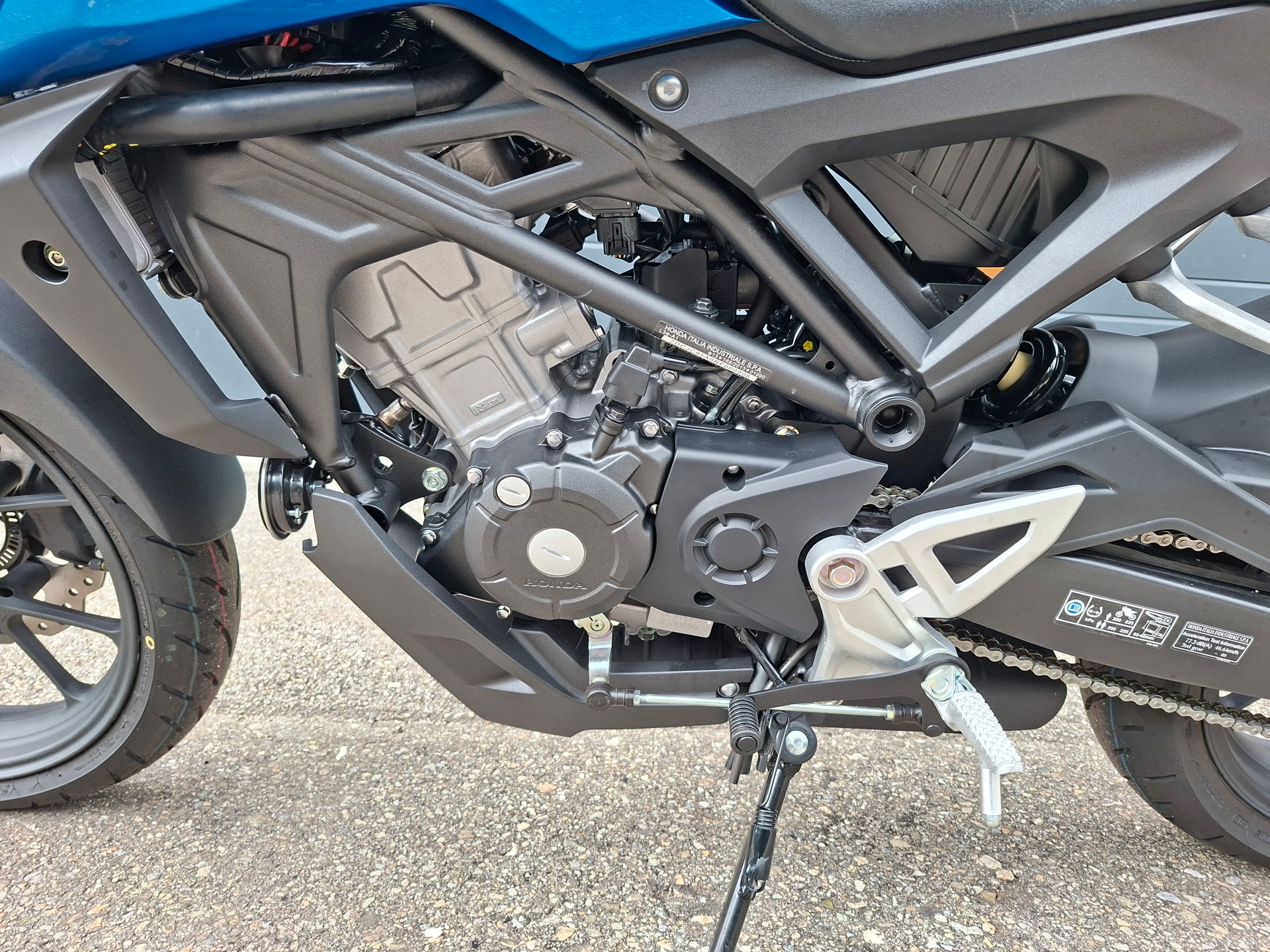 HONDA CB 125 R-showroom-element-2