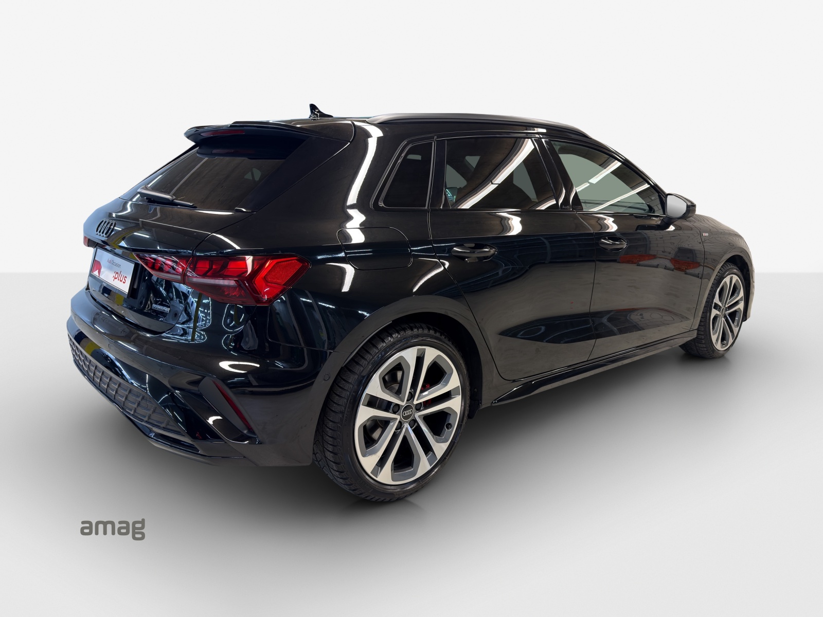 AUDI A3 Sportback TFSI 150 kW quattro S line S tronic-image-4