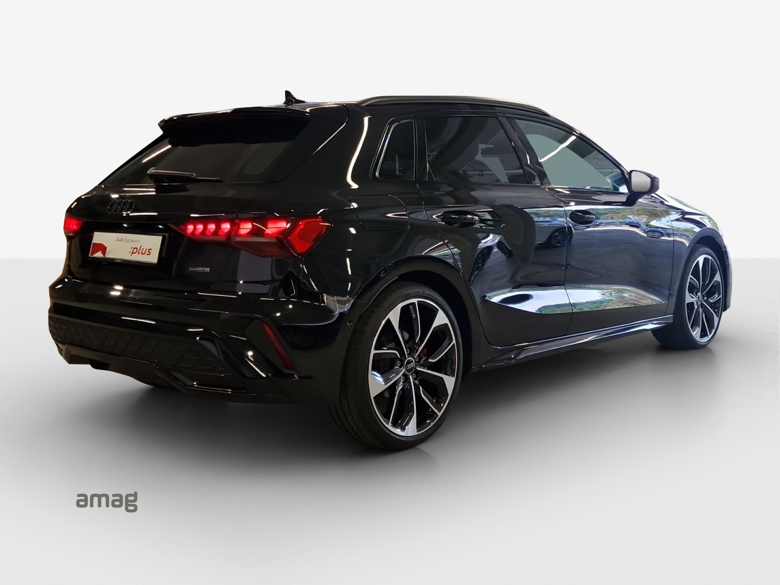AUDI A3 Sportback TFSI 150 kW quattro S line S tronic-image-4