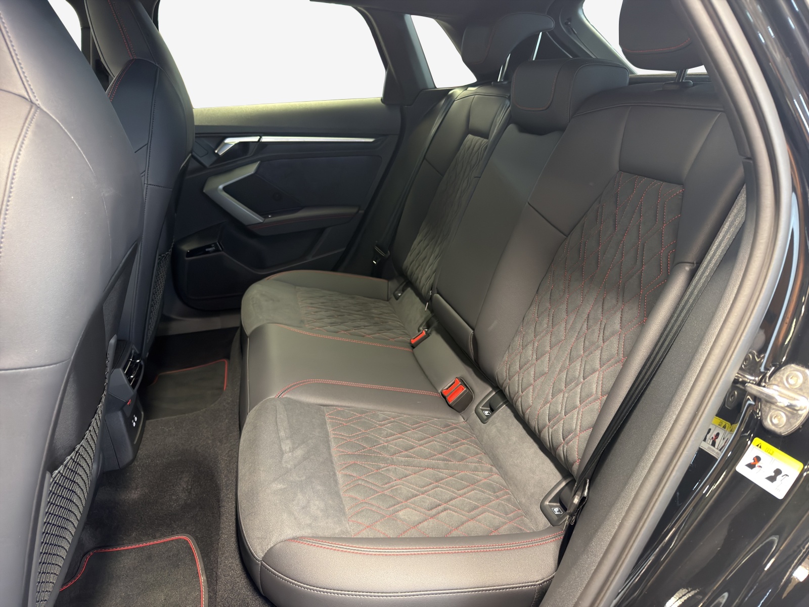 AUDI A3 Sportback TFSI 150 kW quattro S line S tronic-image-11