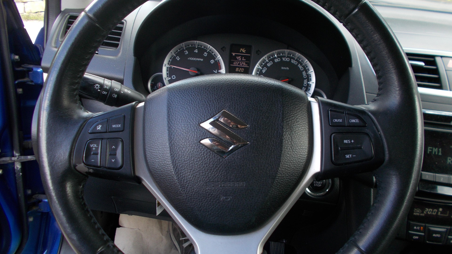 SUZUKI Swift 1.2i 16V GL Top 4x4-image-12