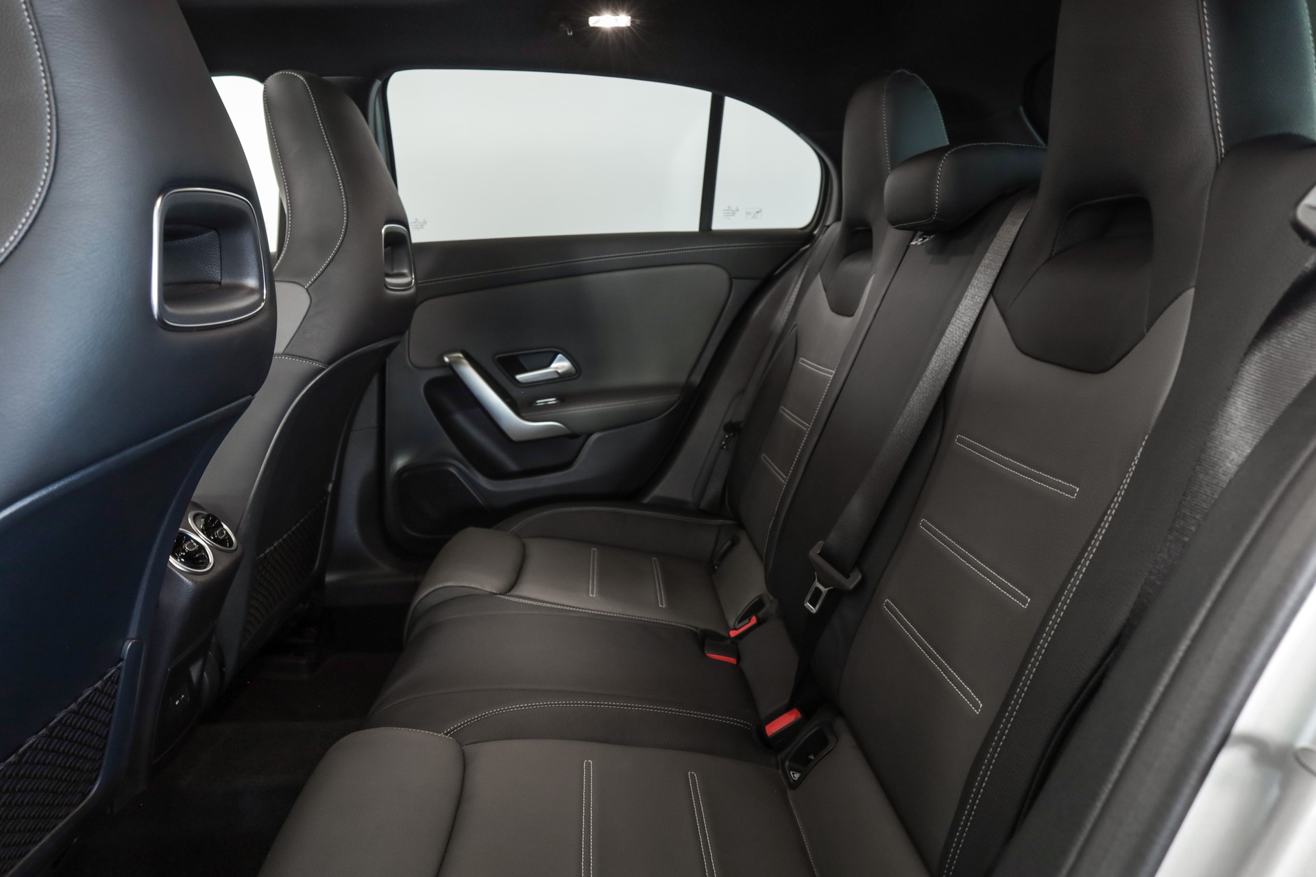 MERCEDES-BENZ A 220 AMG Line 7G-DCT 4Matic-image-23