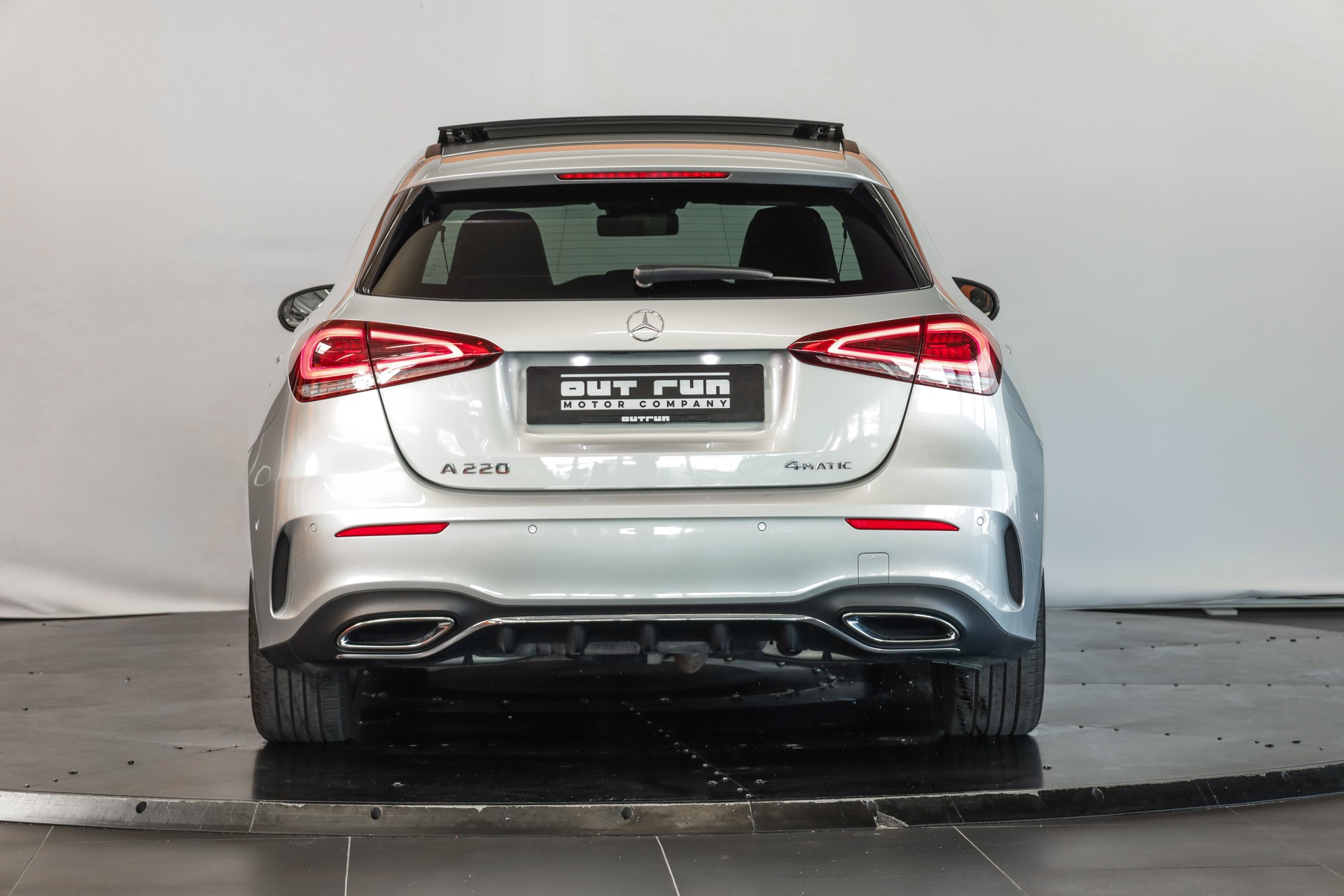 MERCEDES-BENZ A 220 AMG Line 7G-DCT 4Matic-image-2