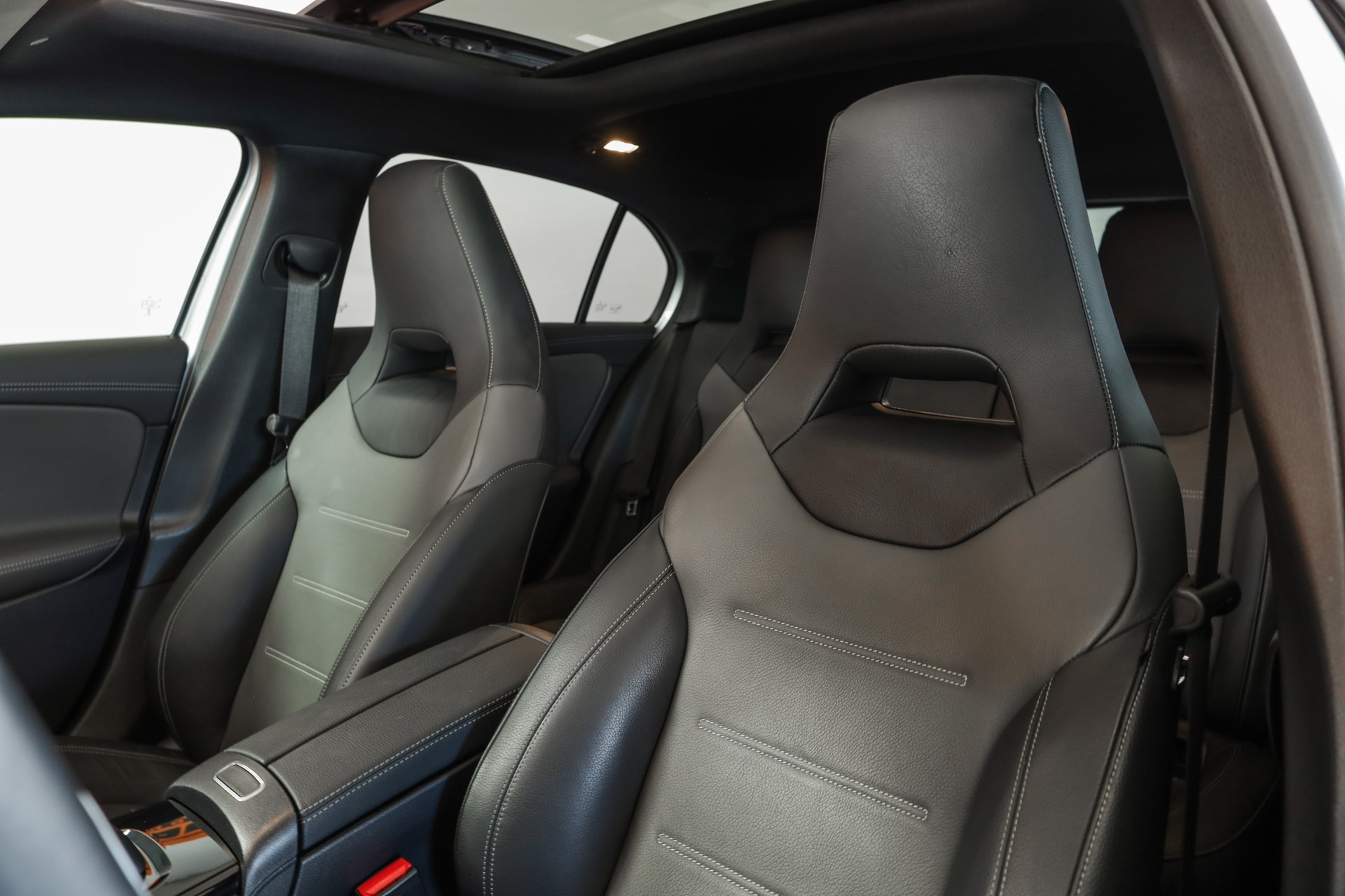 MERCEDES-BENZ A 220 AMG Line 7G-DCT 4Matic-image-10