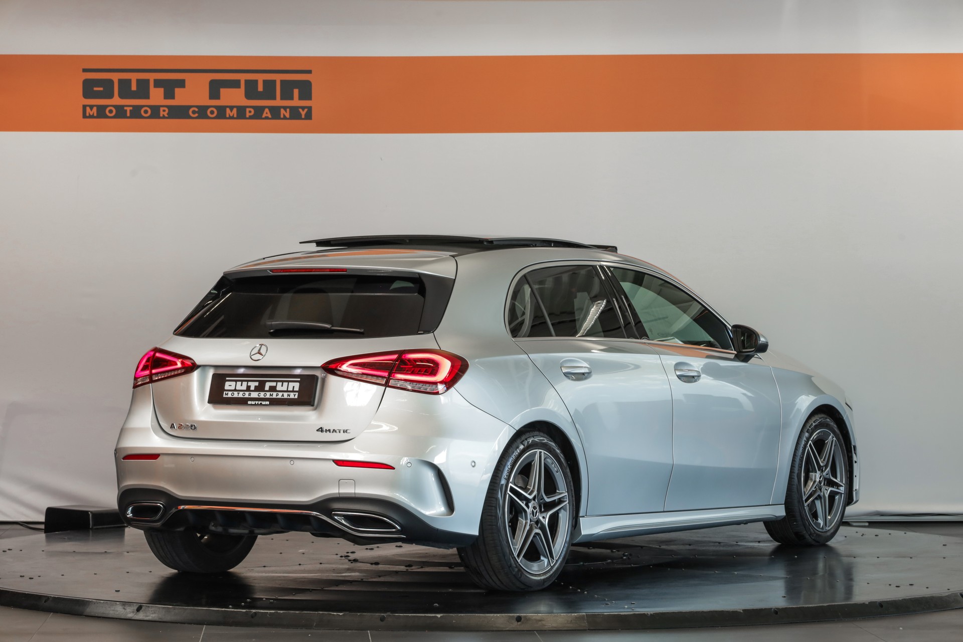 MERCEDES-BENZ A 220 AMG Line 7G-DCT 4Matic-image-3