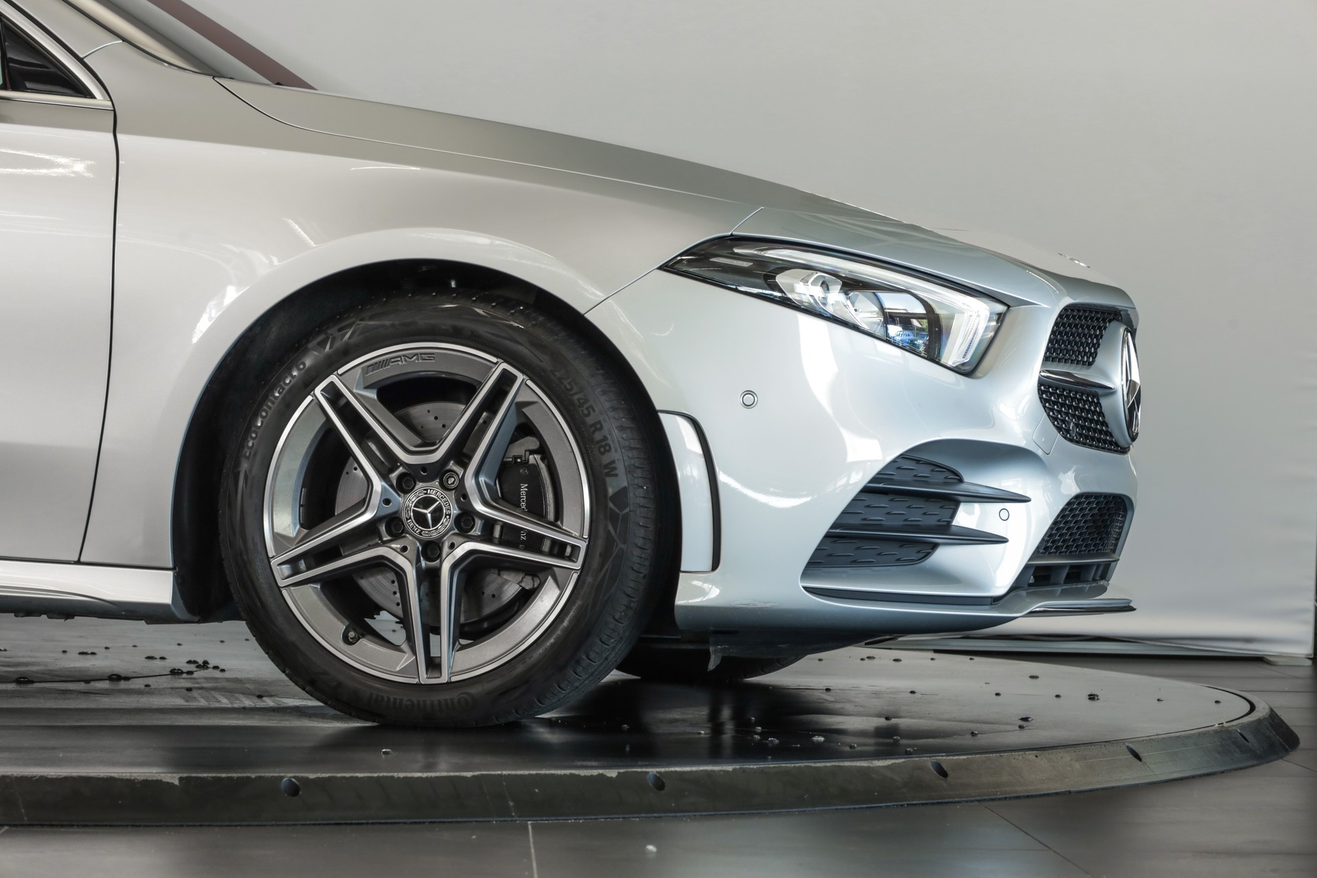 MERCEDES-BENZ A 220 AMG Line 7G-DCT 4Matic-image-5