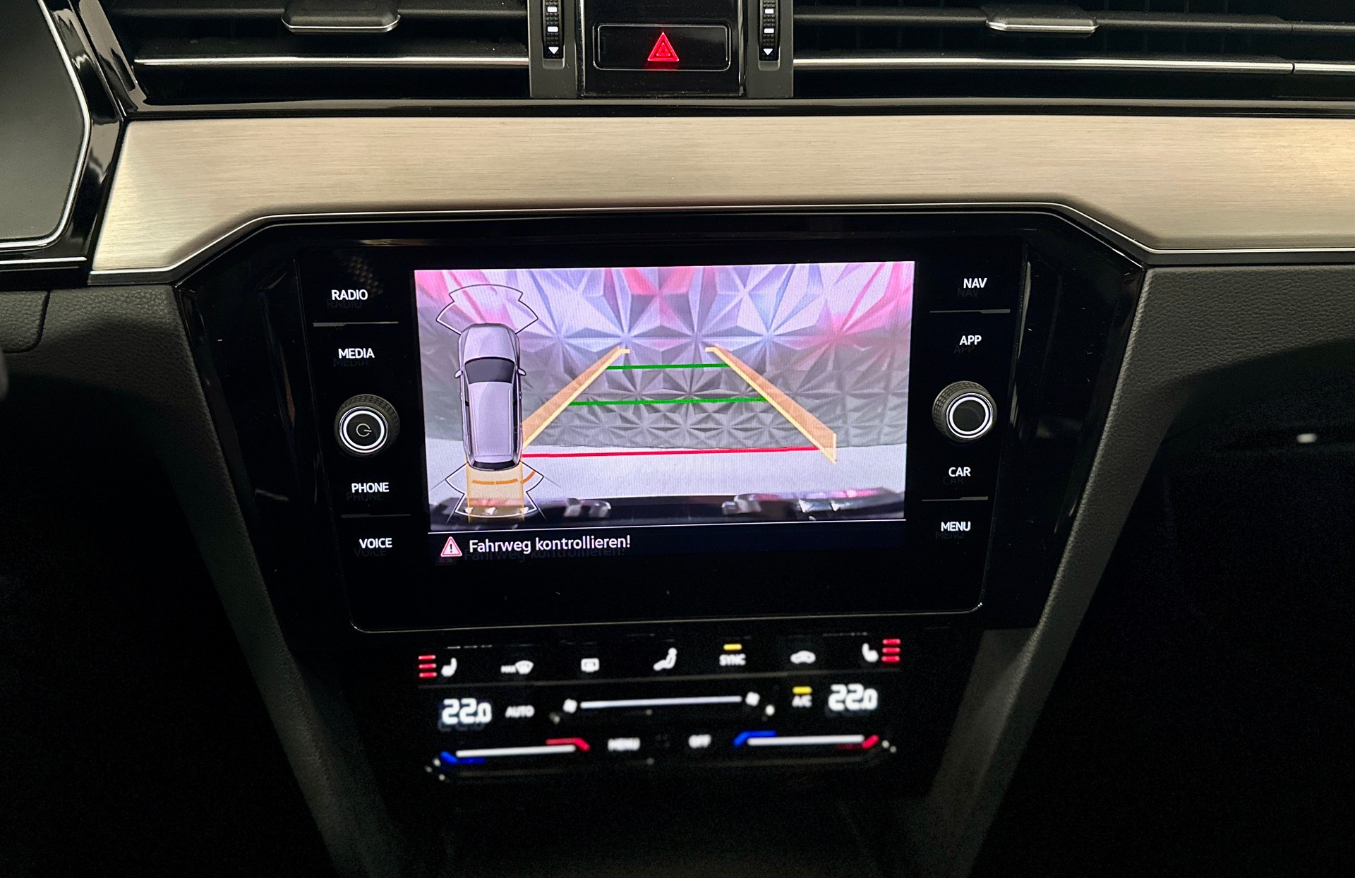 VW Passat 2.0 TDI **190PS** BMT Elegance DSG-image-22